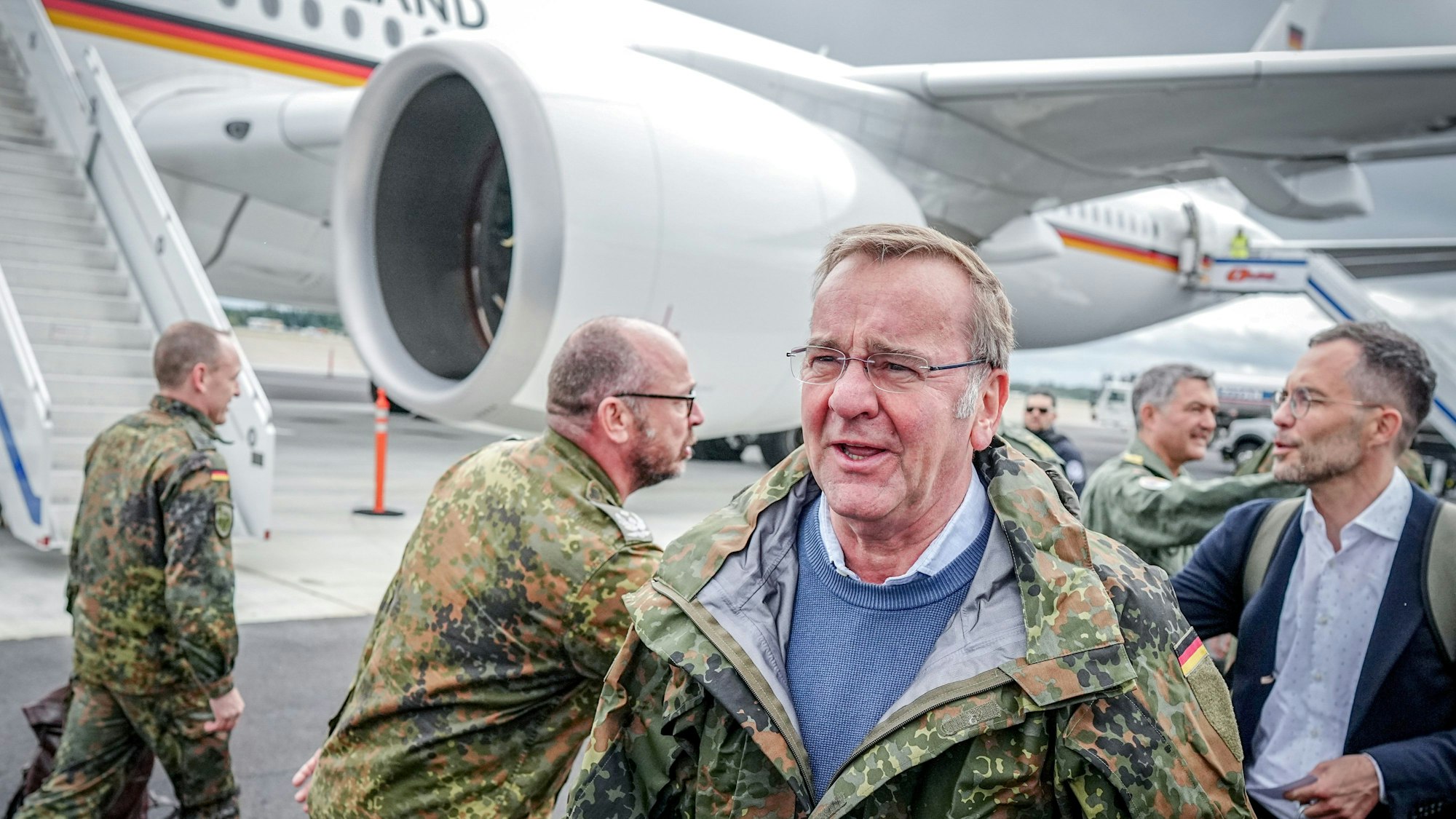 Boris Pistorius (SPD), Bundesminister der Verteidigung, geht vor der Delegation nach der Landung mit dem Airbus A350 der Luftwaffe auf dem Internationalen Flughafen von Fairbanks in Alaska.