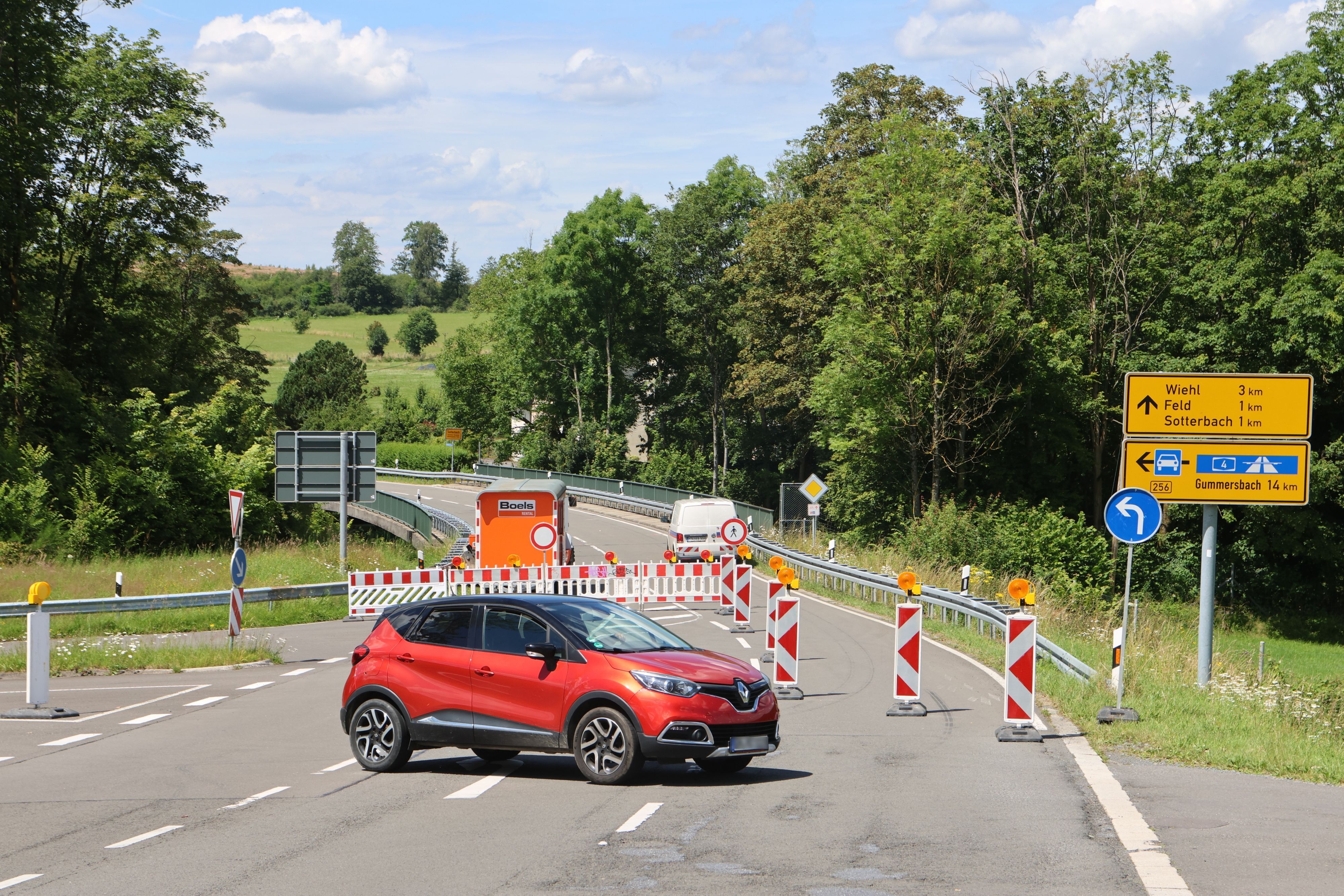 Unerwartete Straßensperrung der L148 bei Reichshof-Sotterbach