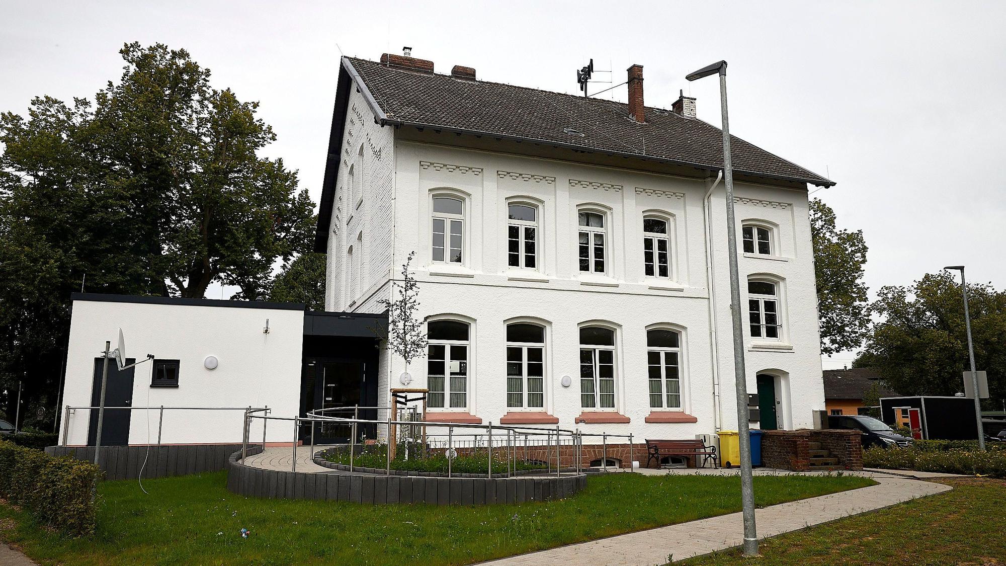 Mit einem neuen Anbau und einem behindertengerechten Zugang zeigt sich die Alte Schule in Bleibuir.