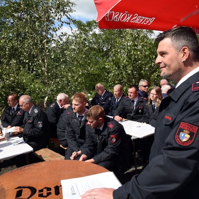 Einheitsführer Manuel Baumann am Rednerpult.