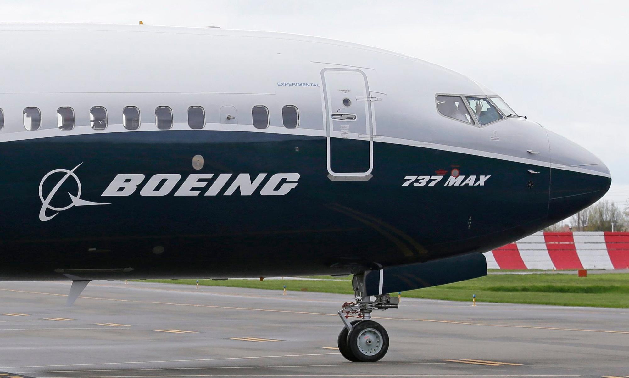 ARCHIV - 13.04.2017, USA, Renton: Ein Pilot winkt aus der Pilotenkabine eines Flugzeuges vom Typ Boeing 737 MAX 9 auf dem Flughafen.