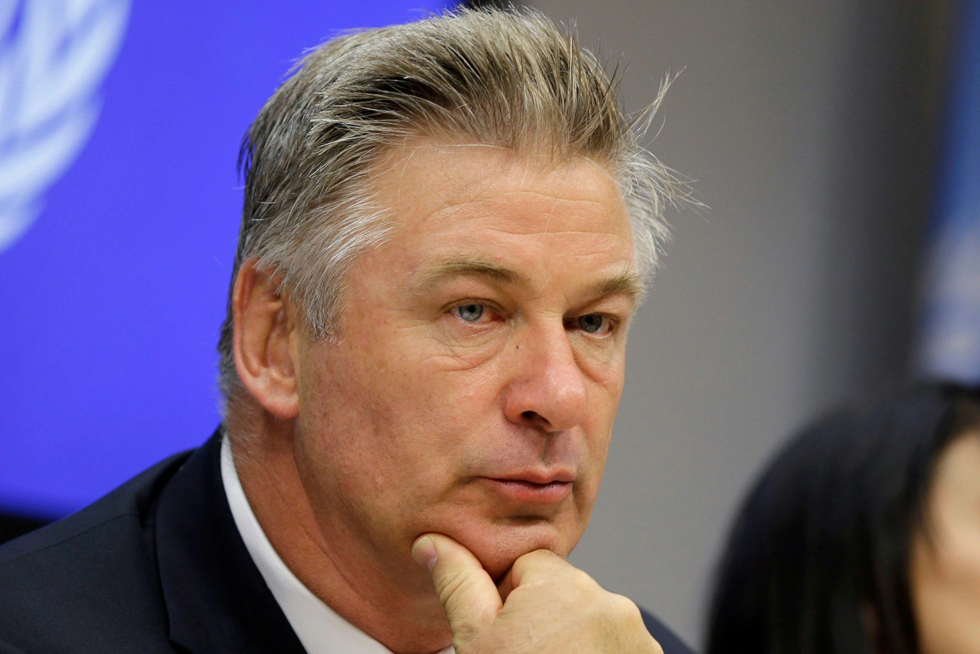Großaufnahme auf Alec Baldwins Gesicht, der seinen Daumen nachdenklich am Kinn platziert hat. (Archivbild)