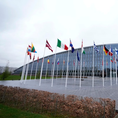 Die Flaggen der NATO-Mitgliedsstaaten flattern im Wind vor dem NATO-Hauptquartier.