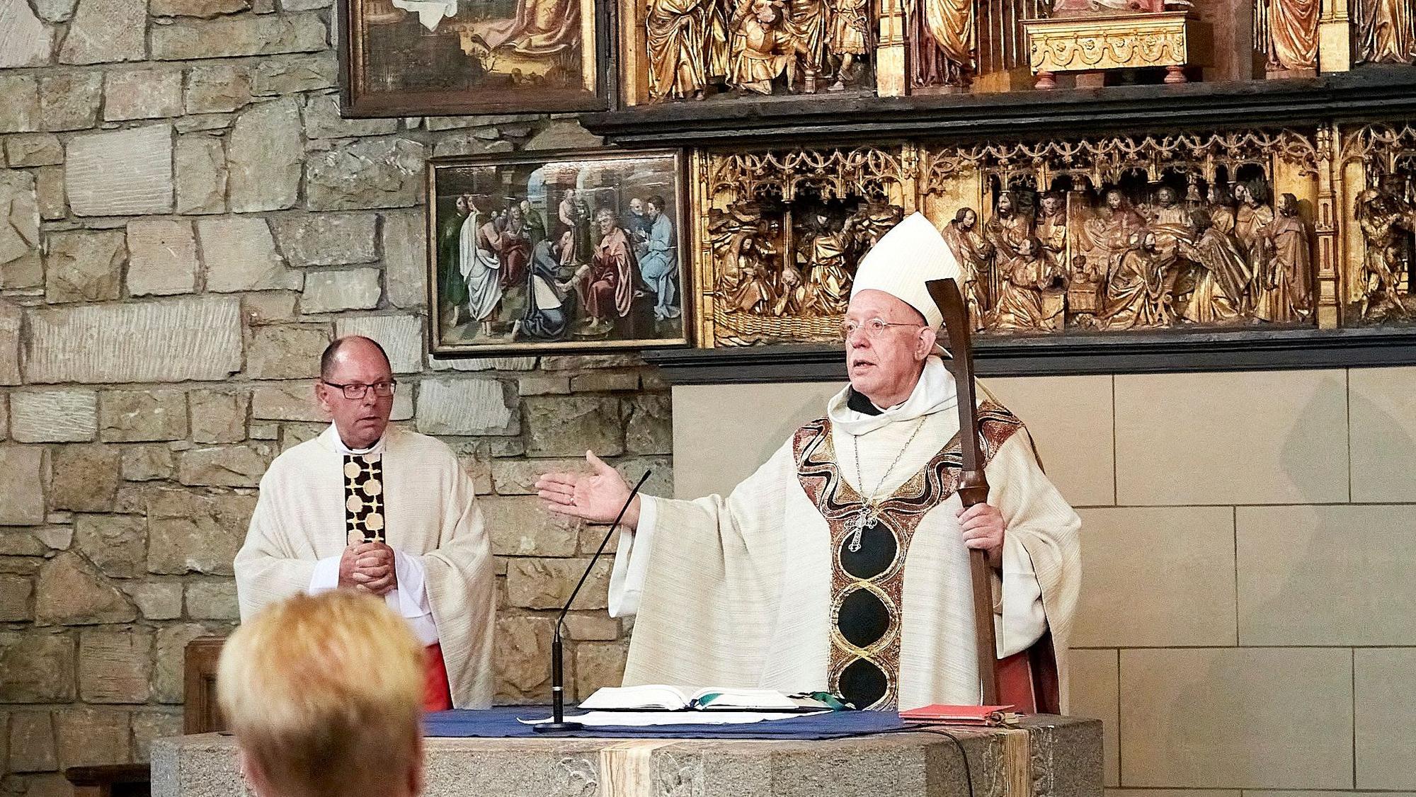 Dom Isaak Majoor, Abt der Trappistenabtei Koningshoeven im niederländischen Tilburg, steht am Altar der Kirche in Heimbach. Links von ihm steht ein weiterer Priester.