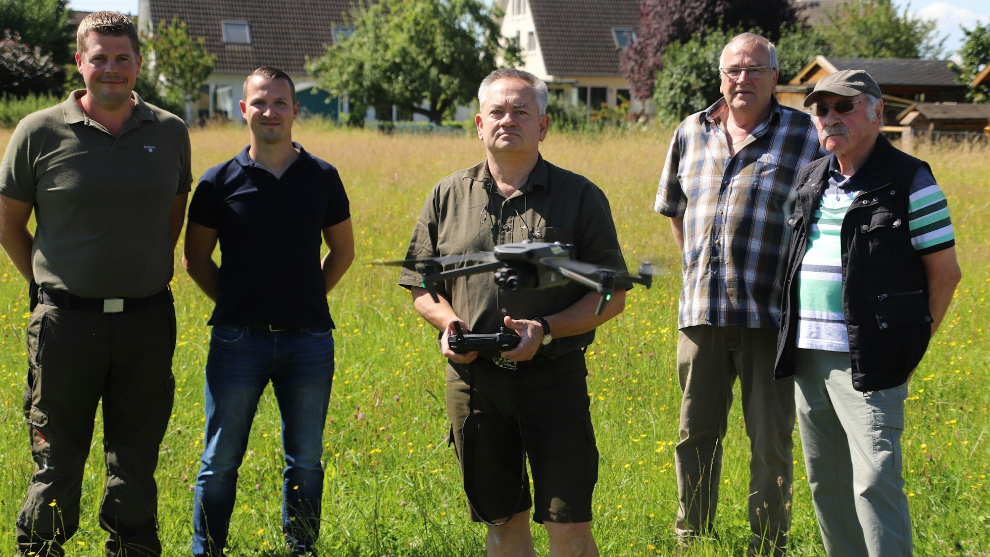 Ein Drohnenpilot zeigt vier anderen Männern, darunter rechts Spender Peter Blödorn, die Möglichkeit der Drohne.