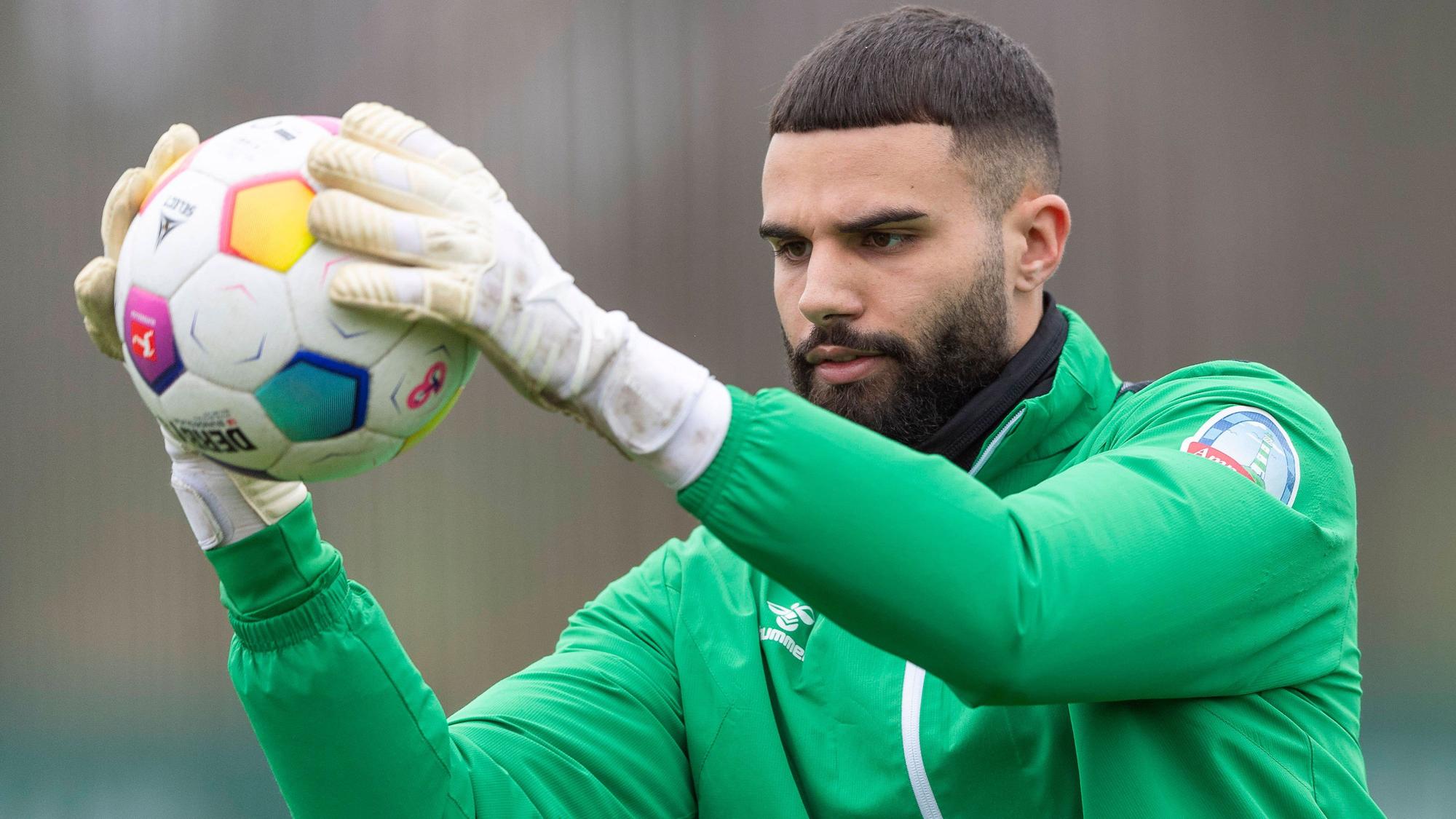 Eduardo dos Santos Haesler SV Werder Bremen, 38 hat den Ball sicher gefangen. Fussball: 1. Bundesliga, Saison 2023/2024, oeffentliches Training, SV Werder Bremen am 28.02.2024 auf den Trainingsplaetzen am Wohninvest Weserstadion in Bremen. Foto: Kirchner-Media/TH *** Eduardo dos Santos Haesler SV Werder Bremen, 38 has caught the ball safely Football 1 Bundesliga, season 2023 2024, public training, SV Werder Bremen on 28 02 2024 on the training pitches at the Wohninvest Weserstadion in Bremen Photo Kirchner Media TH Copyright: xKirchner-Media/THx