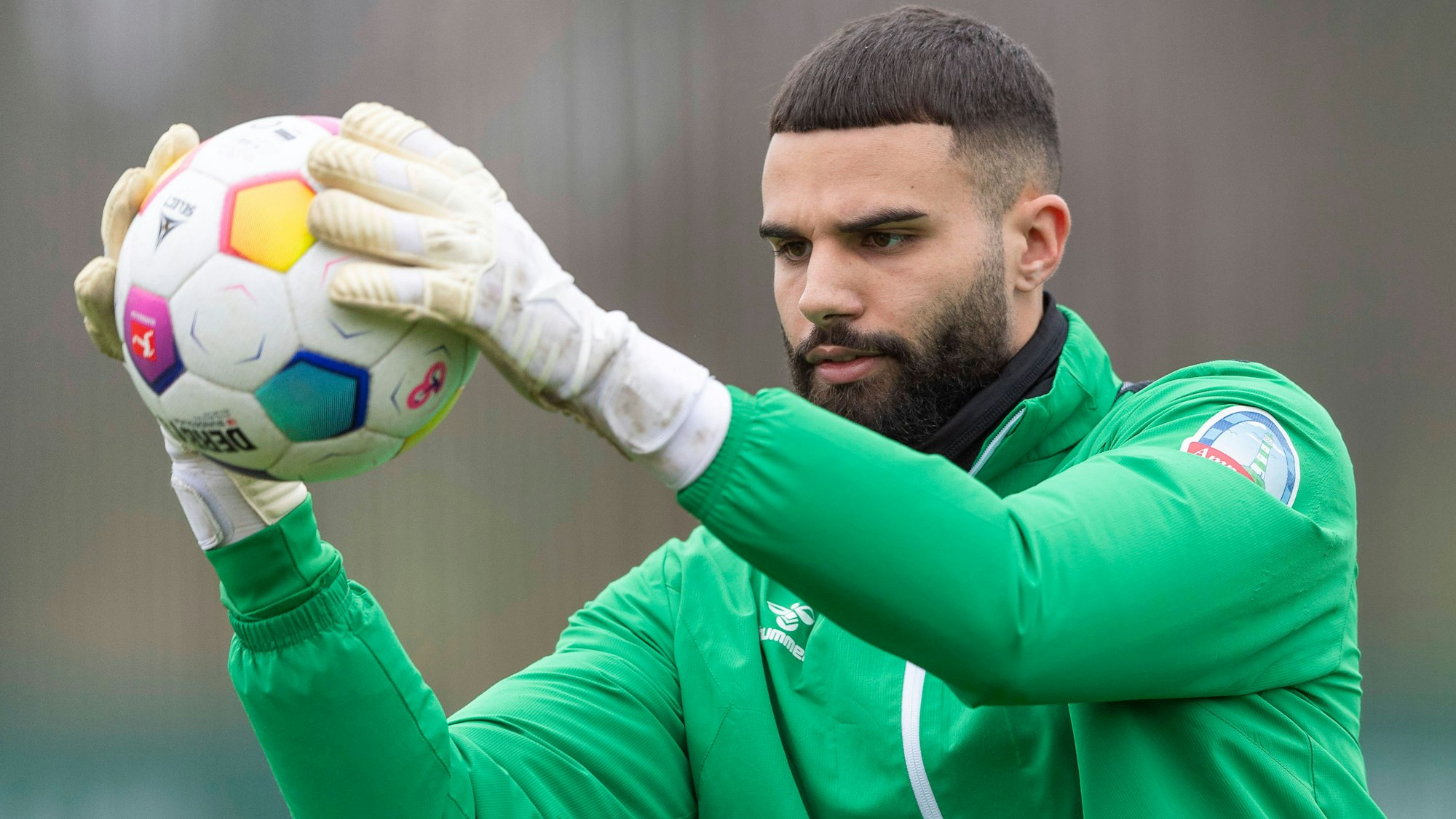 Eduardo dos Santos Haesler SV Werder Bremen, 38 hat den Ball sicher gefangen. Fussball: 1. Bundesliga, Saison 2023/2024, oeffentliches Training, SV Werder Bremen am 28.02.2024 auf den Trainingsplaetzen am Wohninvest Weserstadion in Bremen. Foto: Kirchner-Media/TH *** Eduardo dos Santos Haesler SV Werder Bremen, 38 has caught the ball safely Football 1 Bundesliga, season 2023 2024, public training, SV Werder Bremen on 28 02 2024 on the training pitches at the Wohninvest Weserstadion in Bremen Photo Kirchner Media TH Copyright: xKirchner-Media/THx