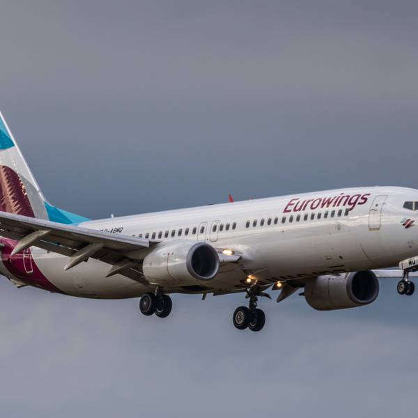 Eine Boeing 737 der deutschen Fluggesellschaft Eurowings im Landeanflug vor einem Unwetter. Am Flugzeug leuchten mehrere Warnleuchten. (Symbolbild)