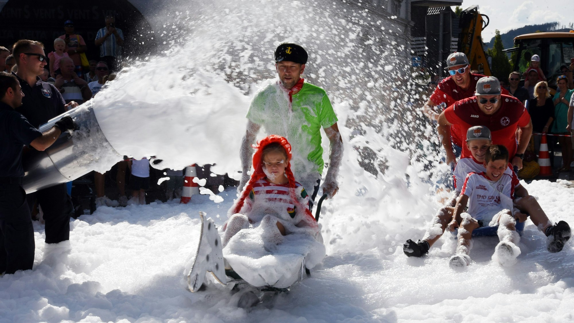 Seit vielen Jahren ist das Schubkarrenrennen in Morsbach ein Highlight im Kalender vieler Menschen aus der Region. Der Fantasie sind bei den Rennläufen in der offenen Klasse keine Grenzen gesetzt.