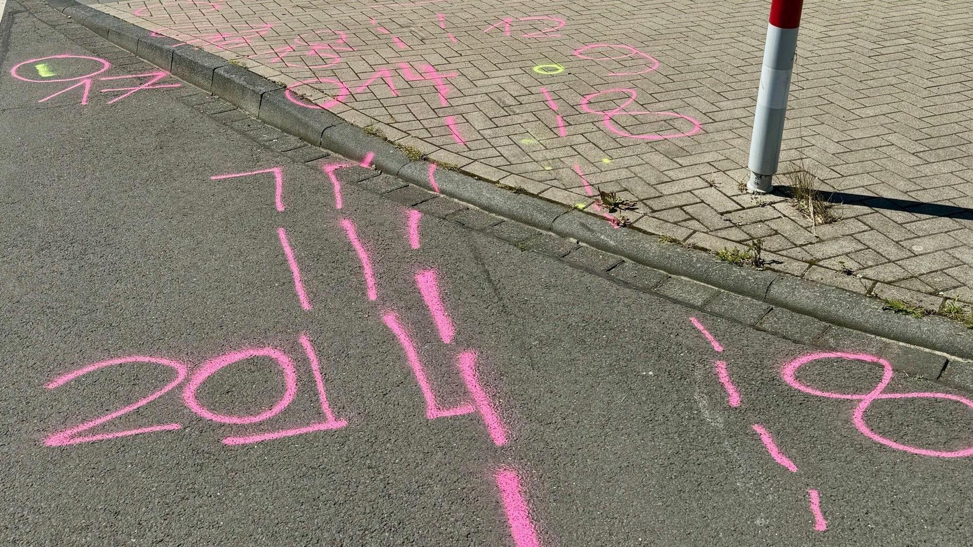 Spurensicherung mit Farbmarkierungen: Die Polizei versucht, den Unfallhergang genau zu ergründen.
