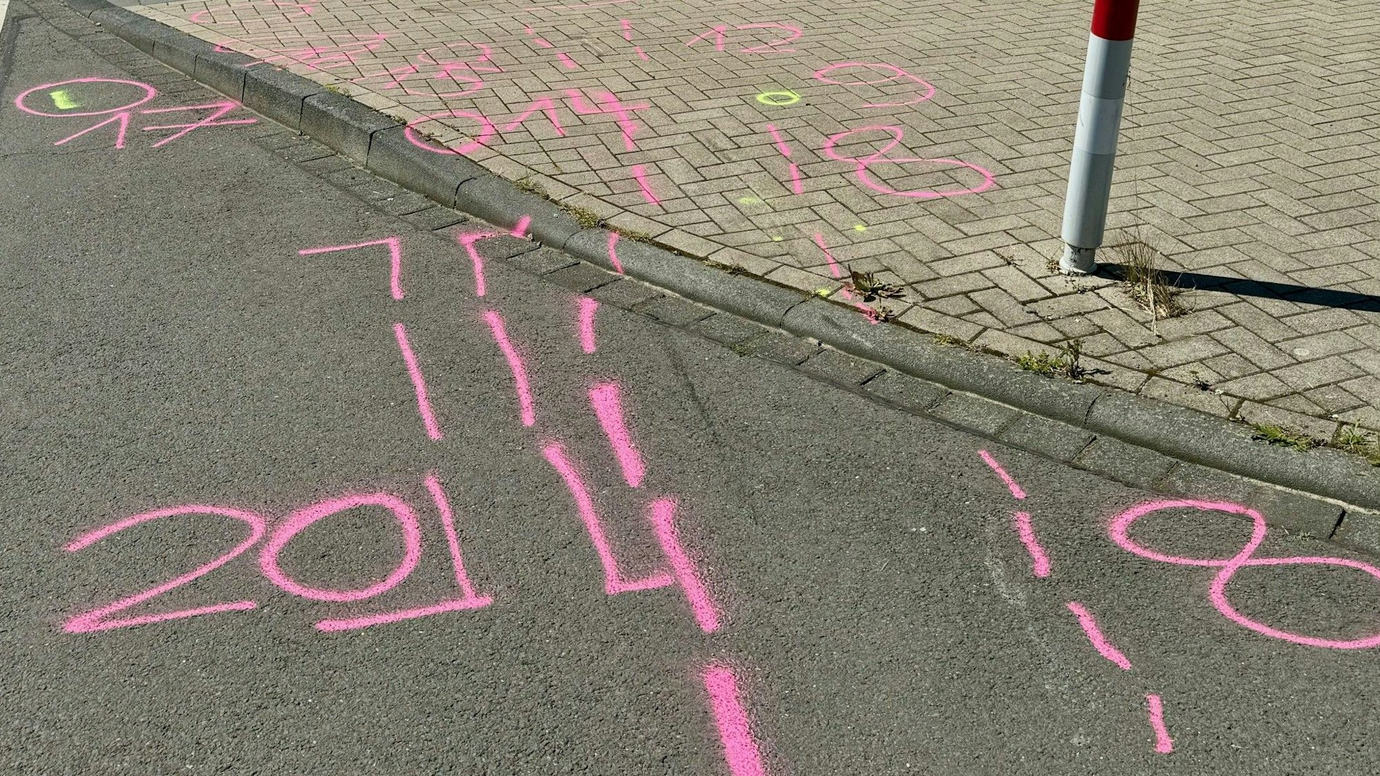 Spurensicherung mit Farbmarkierungen: Die Polizei versucht, den Unfallhergang genau zu ergründen.