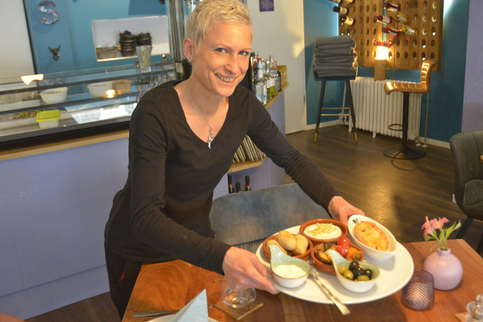 Steffi Liebrenz vom Restaurant "Mimar" serviert eine Platte mit Tapas.