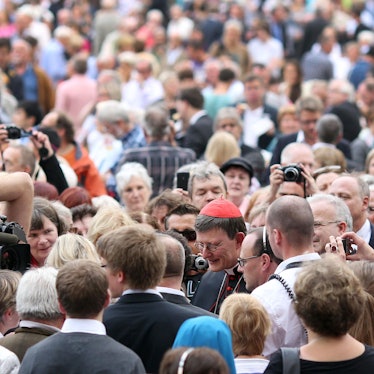 Rainer Maria Kardinal Woelki wird auf dem Roncalliplatz nach dem Festgottesdienst von tausenden Gläubigen umlagert.