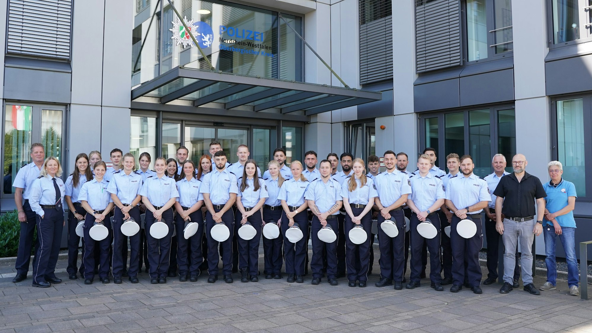 Gruppenfoto der Polizeianwärterinnen und -anwärter des Einstellungsjahrgangs 2023.