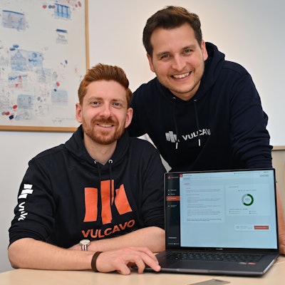 Marko Steinbach und Denis Agca zeigen ihre Software.