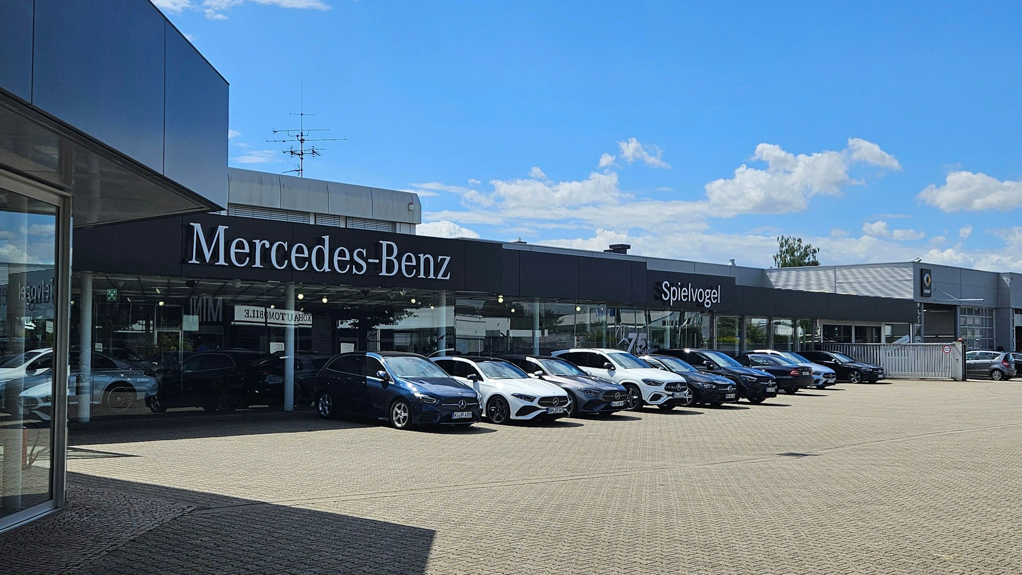 Die Herbrand-Gruppe aus Kevelaer übernimmt das 75 Jahre alte Autohaus Spielvogel in Bergheim. Der Name Spielvogel soll zunächst bleiben.