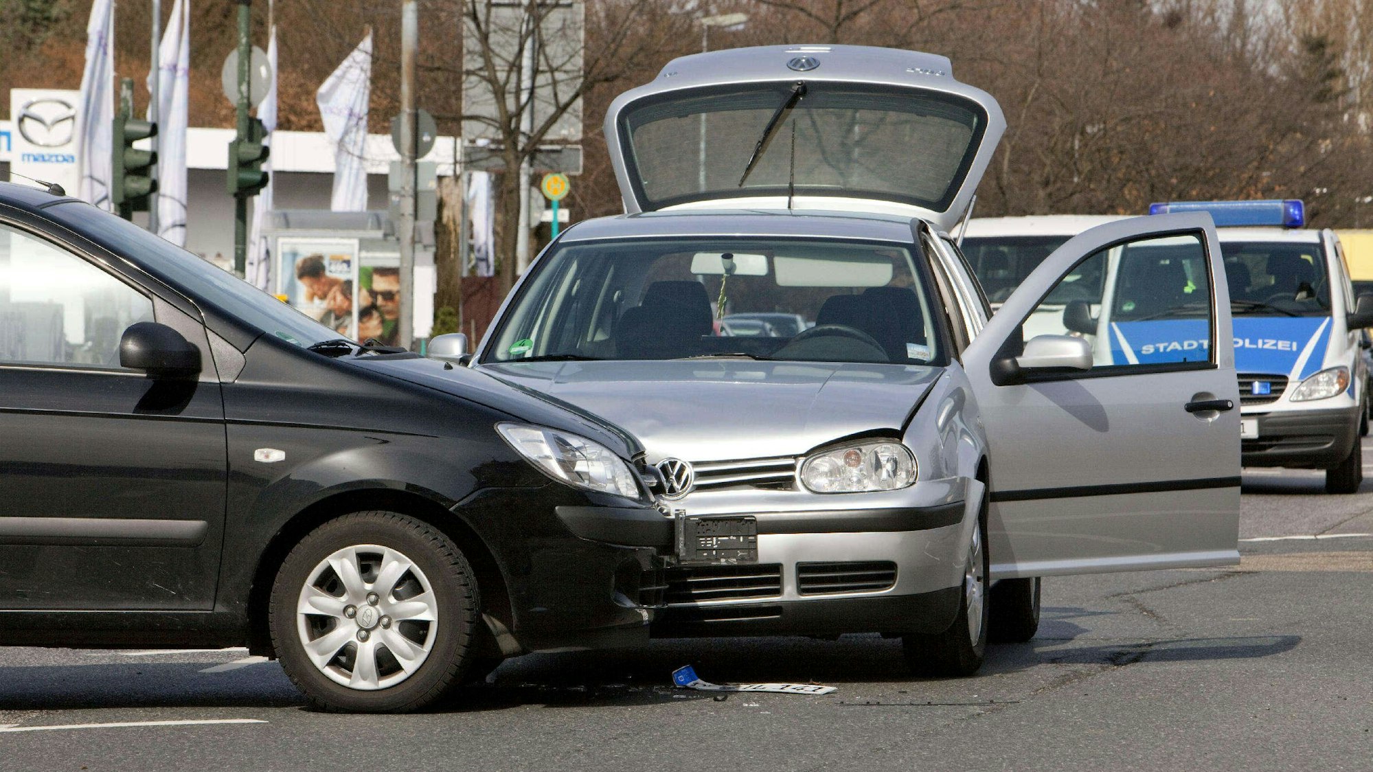 Zwei beschädigte Autos nach einem Auffahrunfall an einer Kreuzung (Symbolfoto).