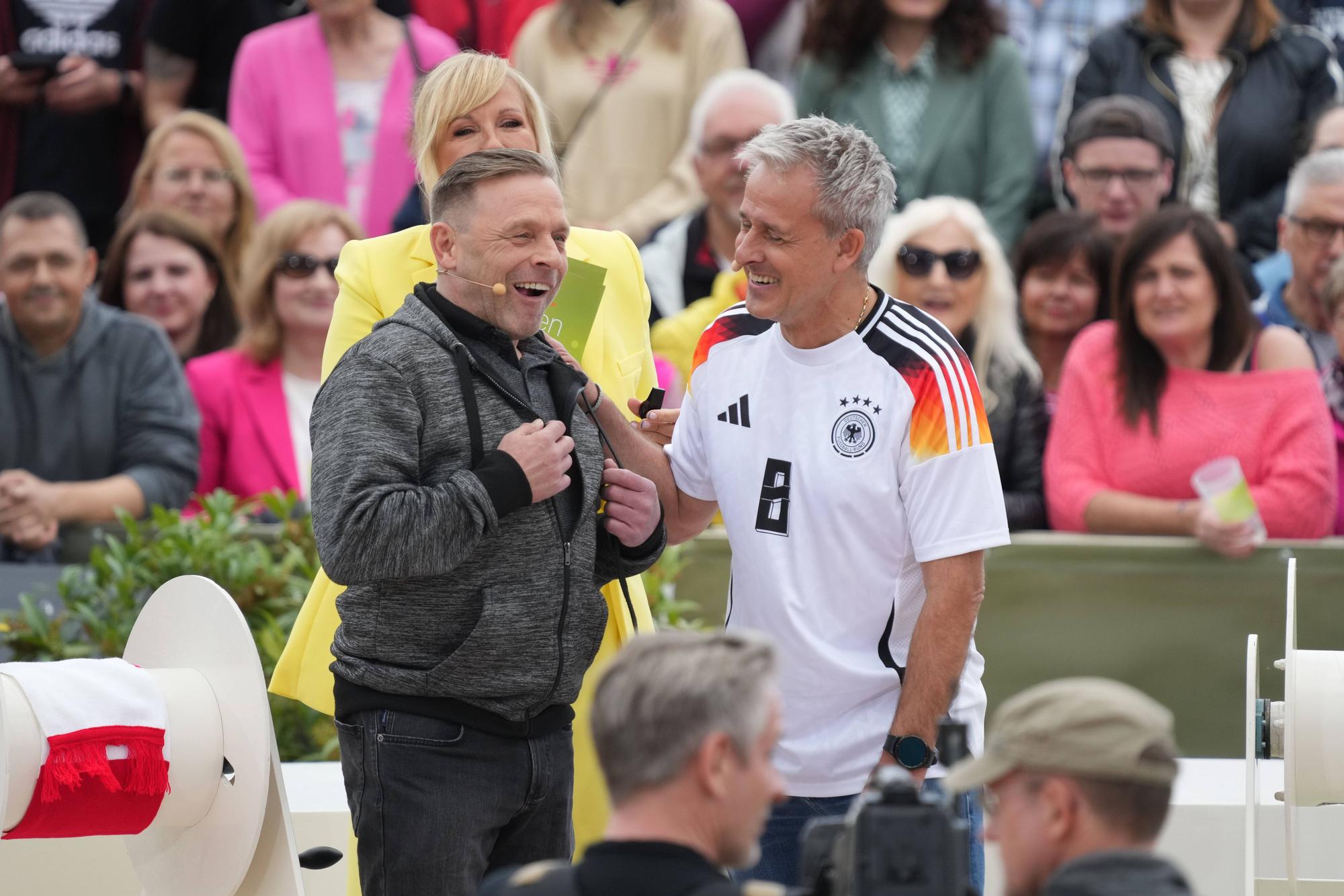 Thomas „Icke“ Häßler und Pierre Littbarski lachen gemeinsam im Mai 2024 bei einem Auftritt im „ZDF Fernsehgarten“