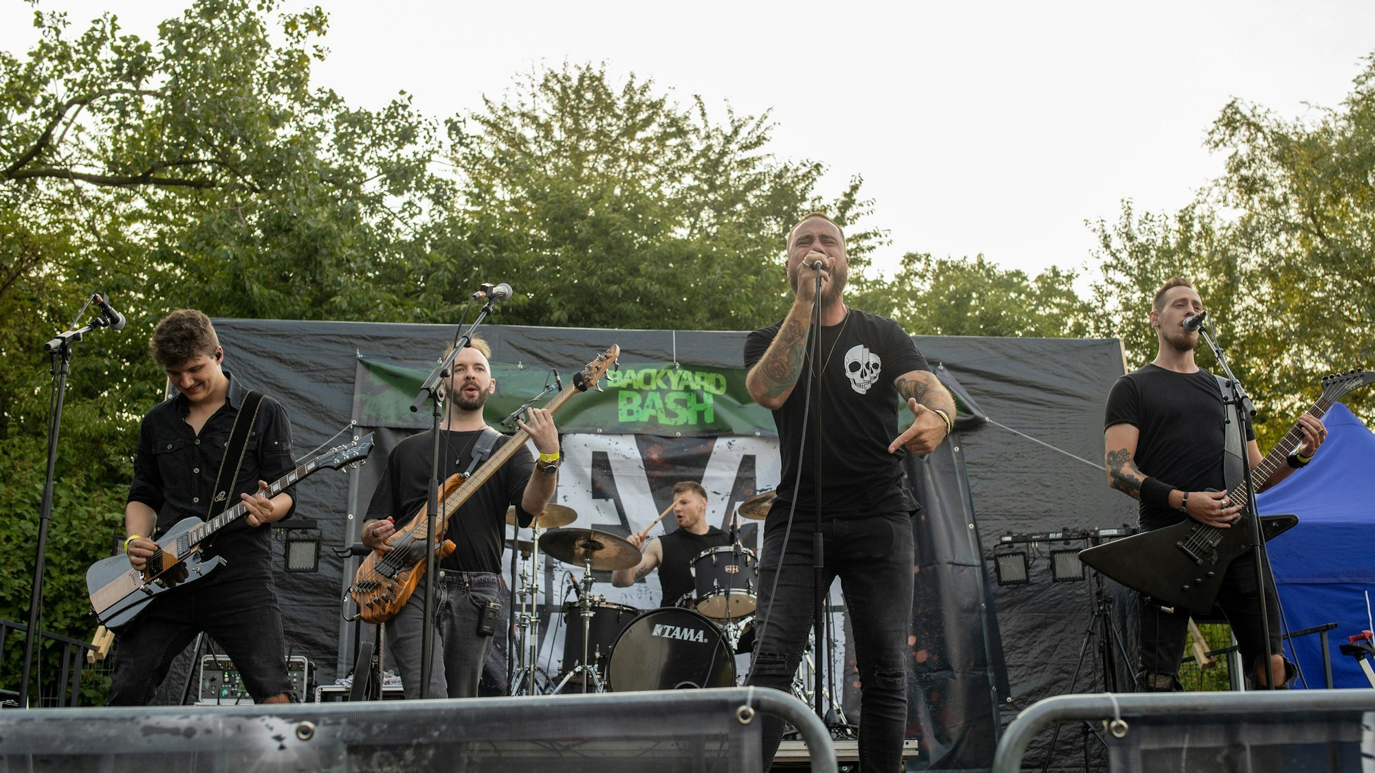 Die Band Never Know performt auf der Bühne beim „Backyard Bash“ in Niederkassel im Jahr 2023.