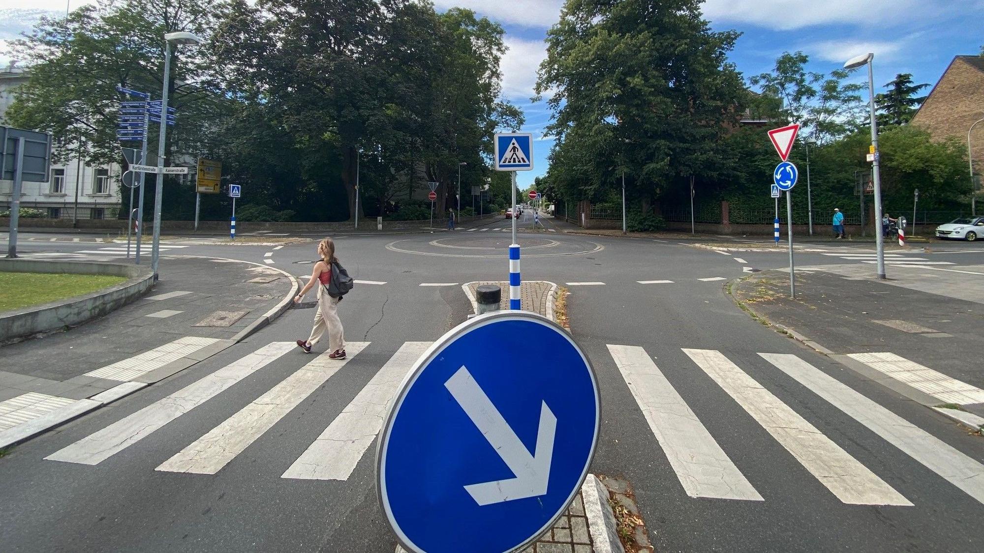 Zu sehen ist der Kreisverkehr an der Kaiserstraße in Brühl.