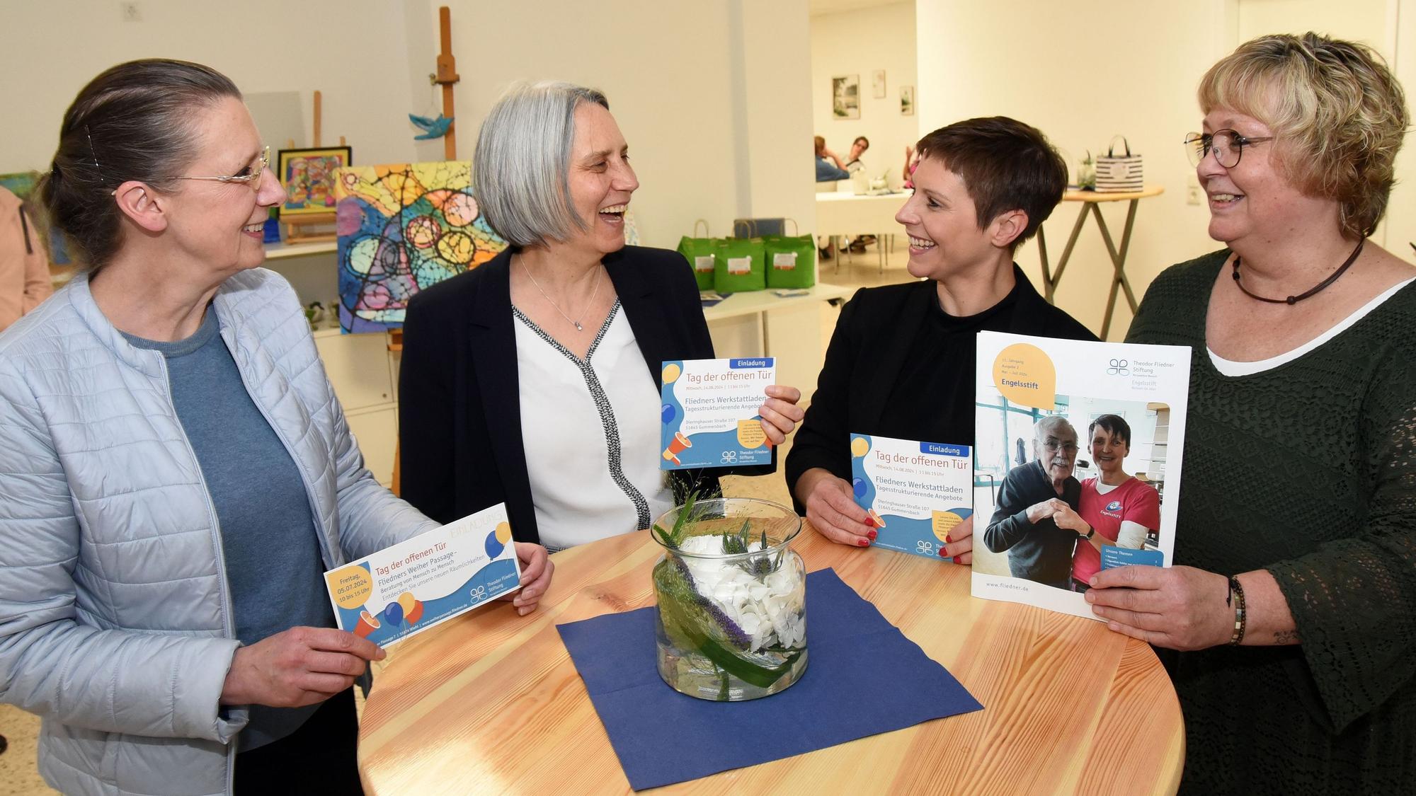 Eröffnung der Sozialberatung der Theodor-Fliedner-Stiftung in der Weiher-Passage in Wiehl, mit (von links) Sabine Halfen und Claudia Ott vom Vorstand der Stiftung sowie daneben Nora Sunderbrink als Teamleiterin Zentrales Belegungs- und Beratungsmanagement sowie ganz rechts Sandra Quast als Leiterin und Ansprechpartnerin in der neuen Beratungsstelle in der Weiher Passage.