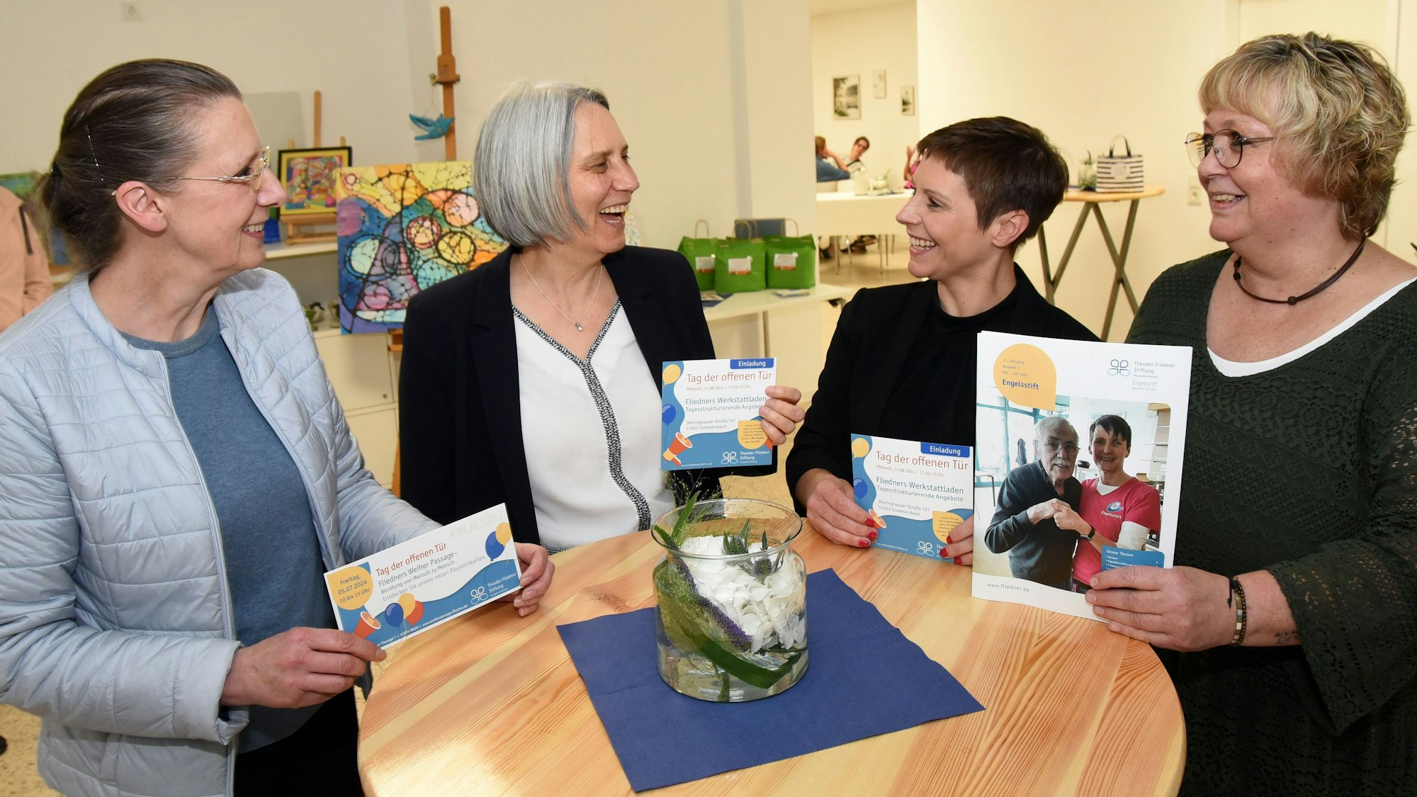 Eröffnung der Sozialberatung der Theodor-Fliedner-Stiftung in der Weiher-Passage in Wiehl, mit (von links) Sabine Halfen und Claudia Ott vom Vorstand der Stiftung sowie daneben Nora Sunderbrink als Teamleiterin Zentrales Belegungs- und Beratungsmanagement sowie ganz rechts Sandra Quast als Leiterin und Ansprechpartnerin in der neuen Beratungsstelle  in der Weiher Passage.