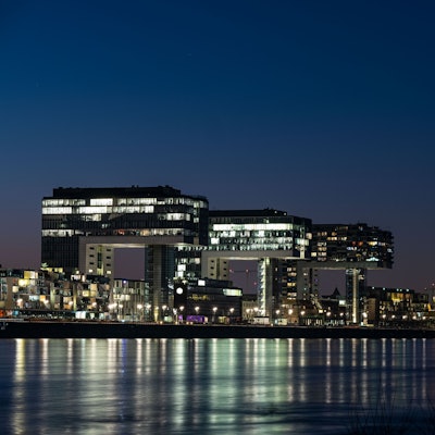Der Abendhimmel über dem Rheinpanorama mit den 3 Kranhäusern.