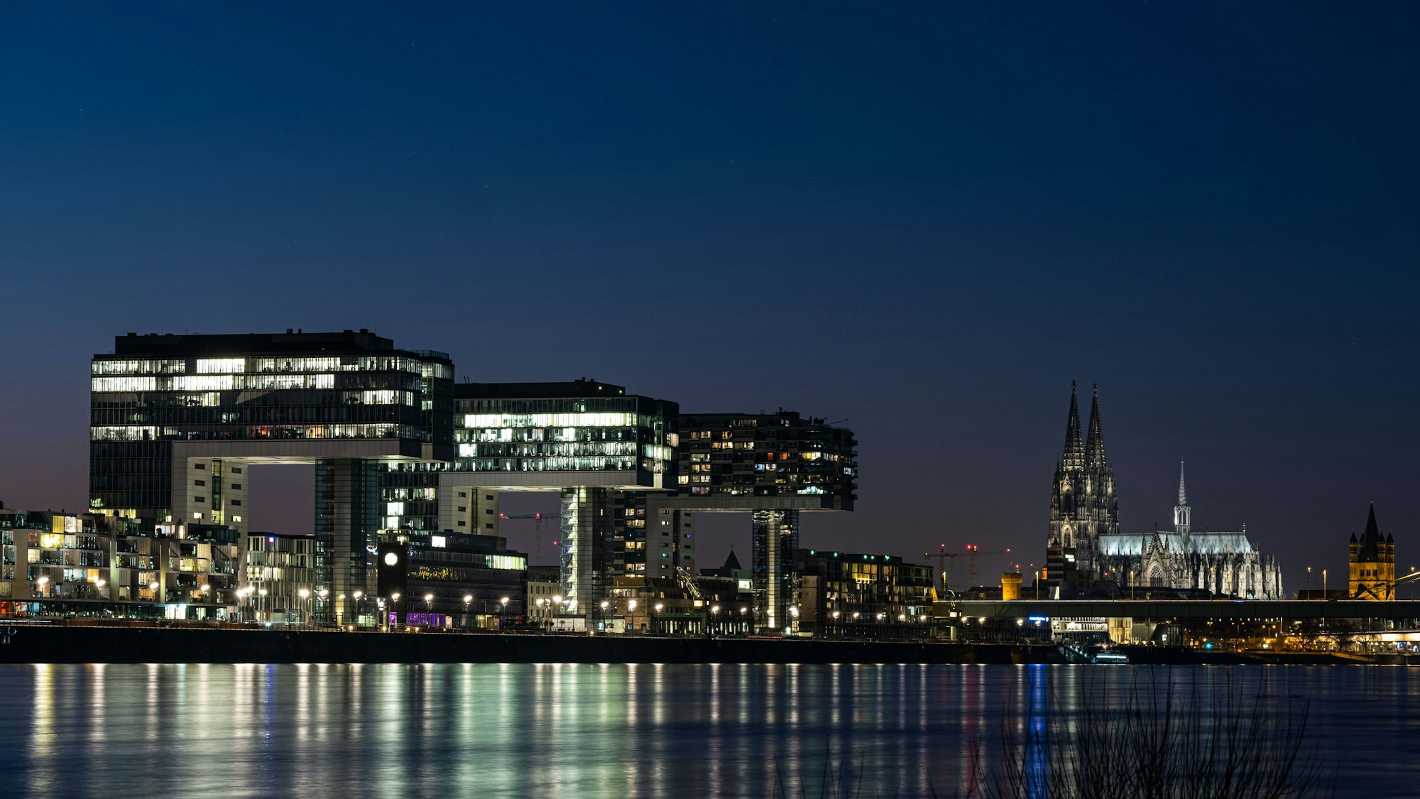 Der Abendhimmel über dem Rheinpanorama mit den 3 Kranhäusern.