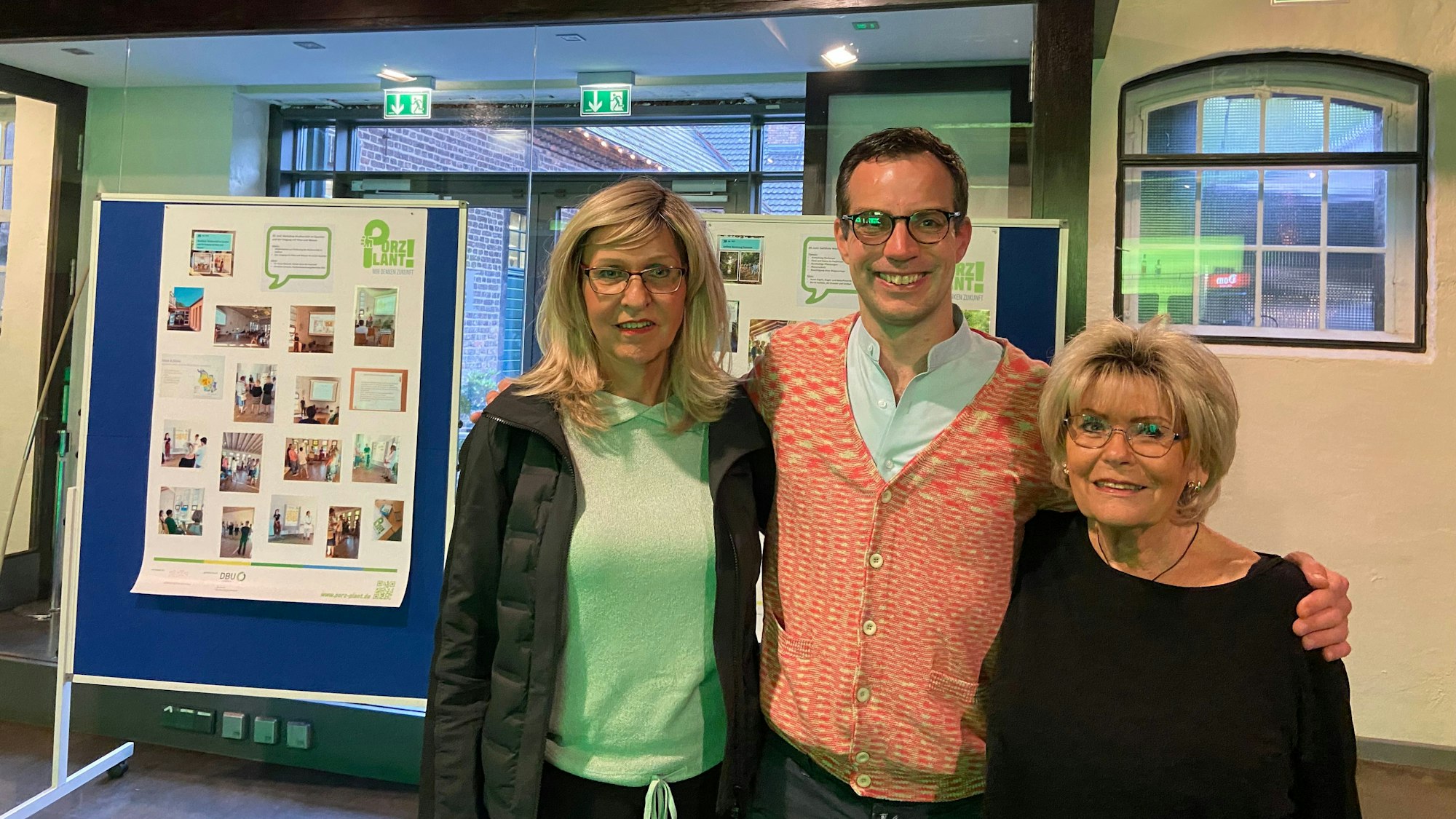 „Porz plant“-Projektleiter Sebastian Samans mit interessierten Beteiligten, die an allen drei Themenblöcken mitgewirkt haben.