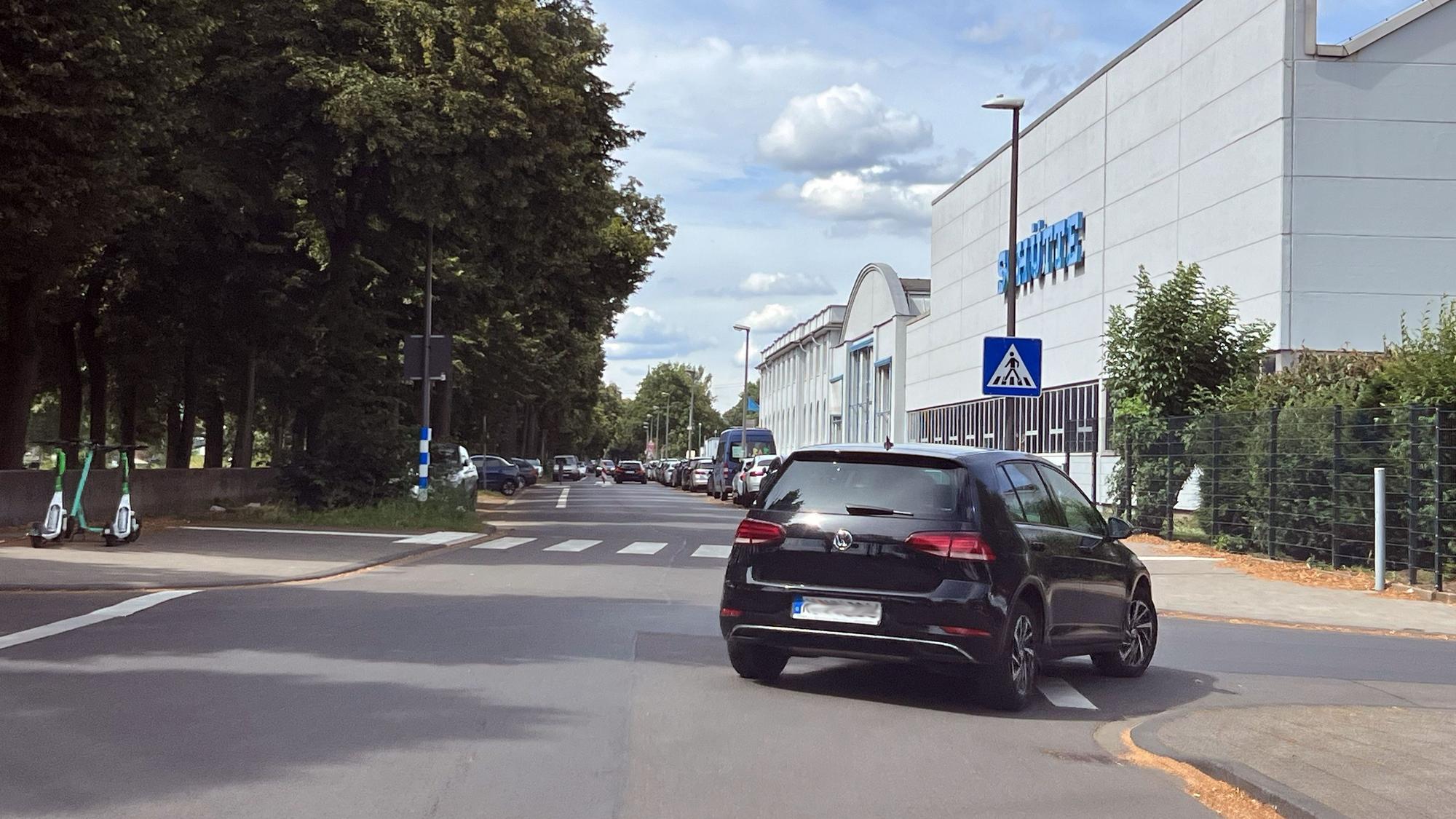 Eine temporäre Sperrung der Alfred-Schütte-Allee in Köln-Poll ab dem Zebrastreifen auf Höhe der Müllergasse fordert die Porzer Politik.