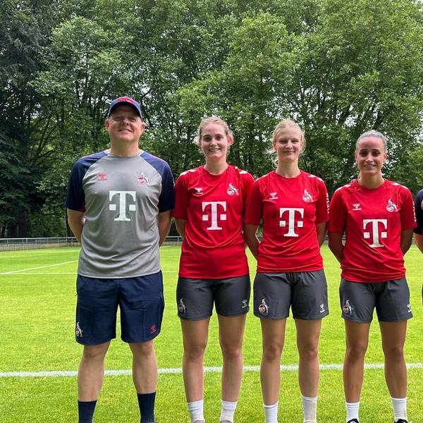 FC-Trainer Daniel Weber mit den Neuzugängen Taylor Ziemer (v. links), Anna-Lena Stolze, und Vanessa Leimenstoll sowie seiner neuen Co-Trainerin Jacqueline Dünker
