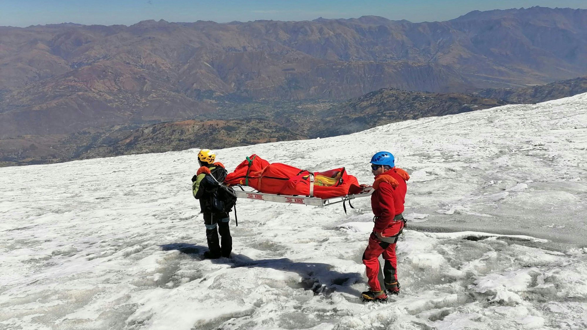 Die Leiche des Bergsteigers wird abtransportiert