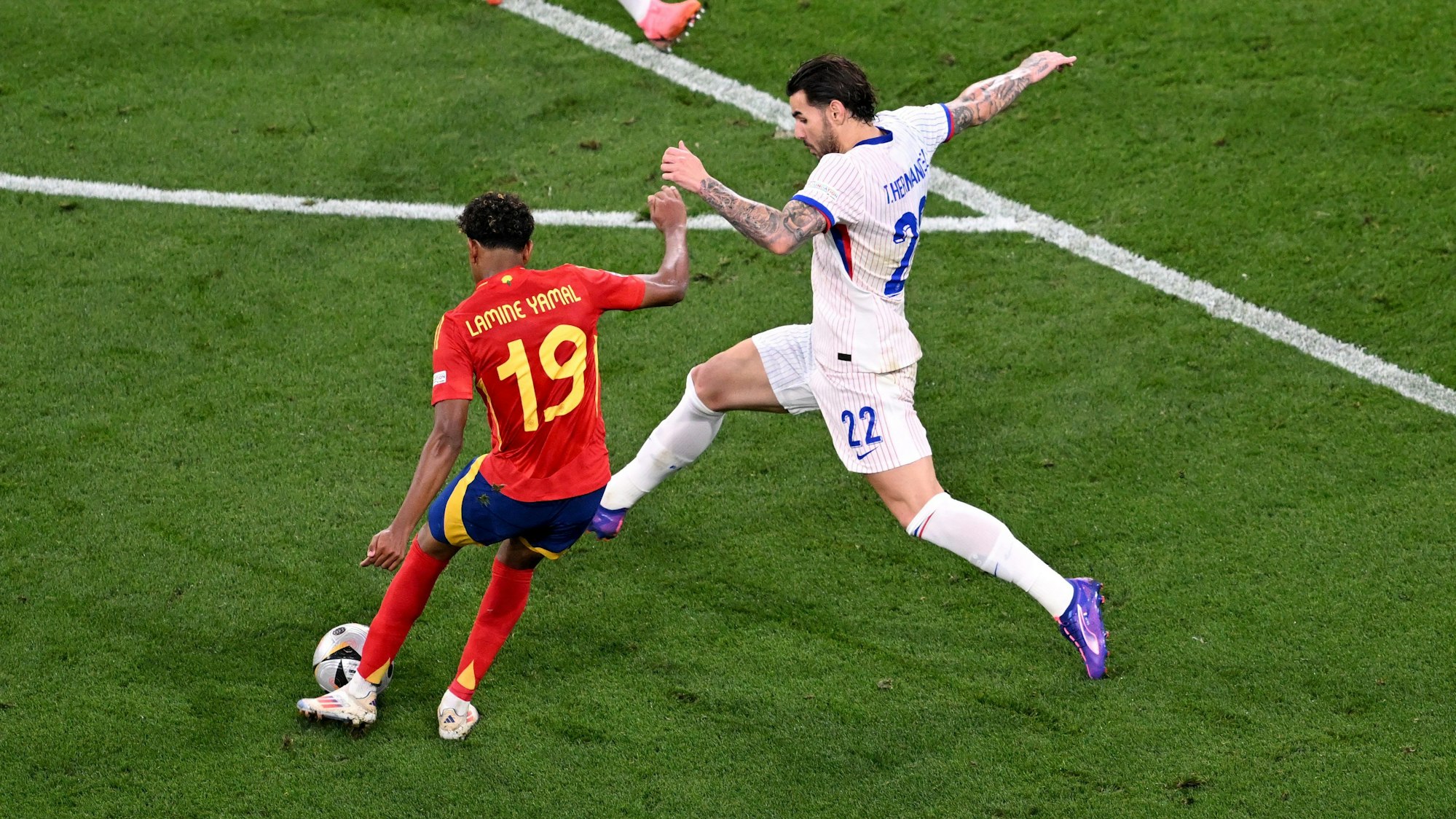 Spaniens Lamine Yamal (l) kommt gegen Frankreichs Theo Hernandez zum Abschluss.