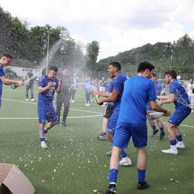 Jubelszenen auf einem Fußballplatz