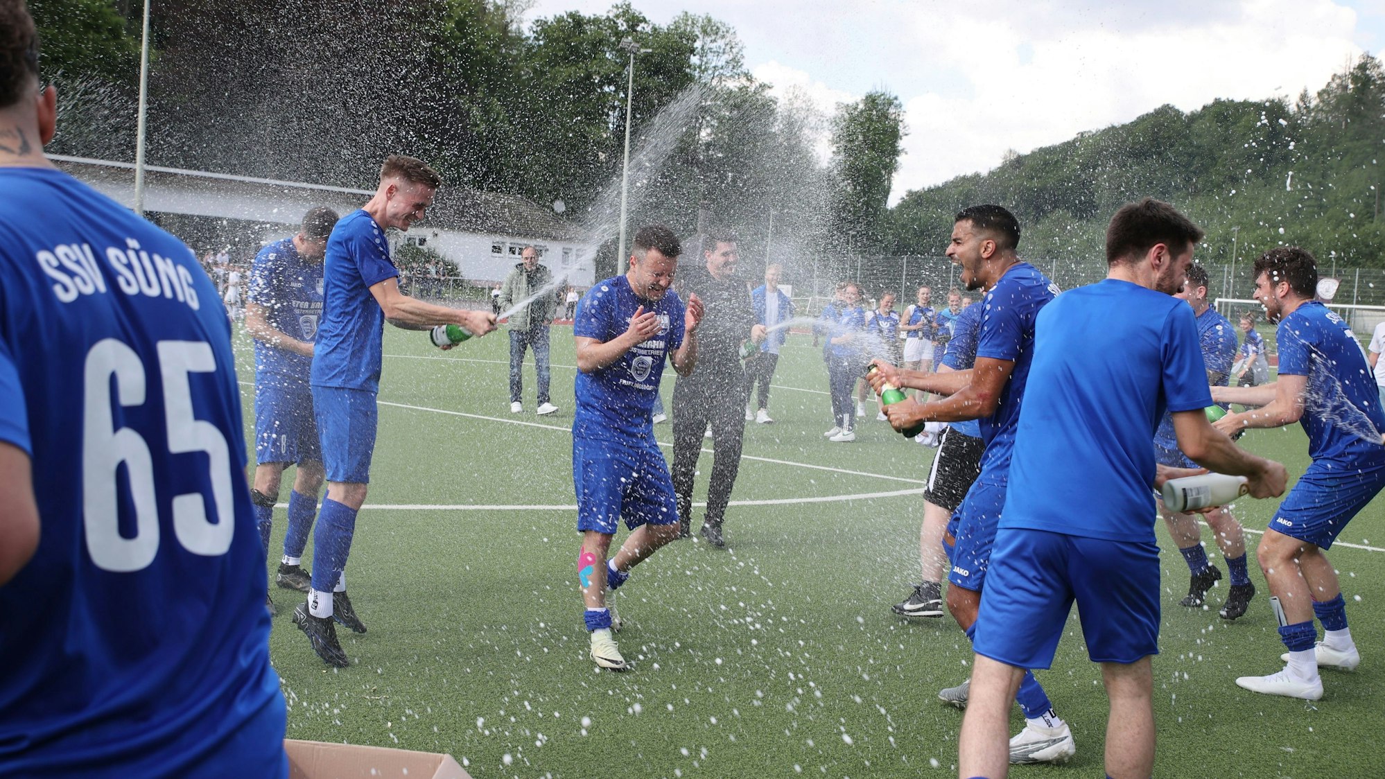 Jubelszenen auf einem Fußballplatz