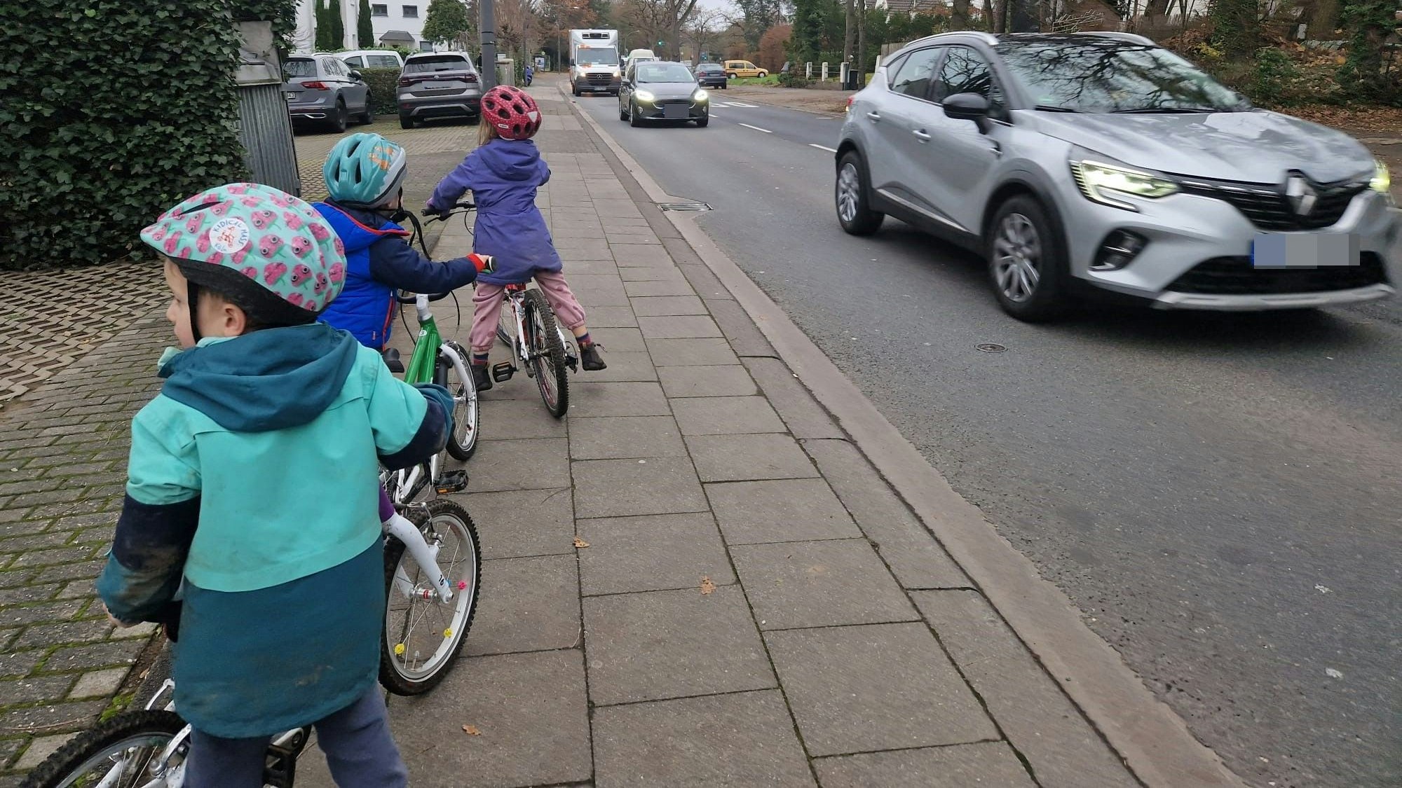 Um die Stadt Köln aufzufordern, den Rather Mauspfad für Kinder sicherer zu machen, sammeln Timo und Barbora Nikolaus Unterschriften.