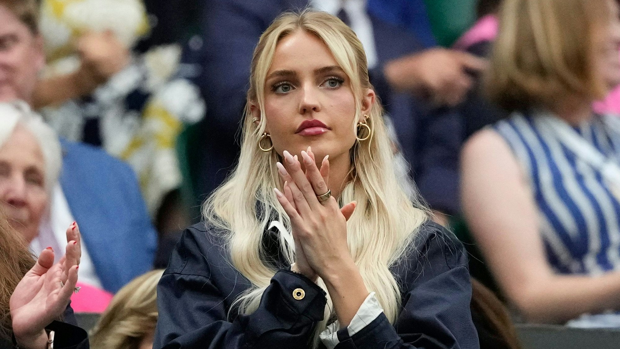 Morgan Riddle klatscht auf der Tribüne in Wimbledon.