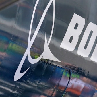 Das Boeing-Logo ist auf einem Flugzeug abgebildet.