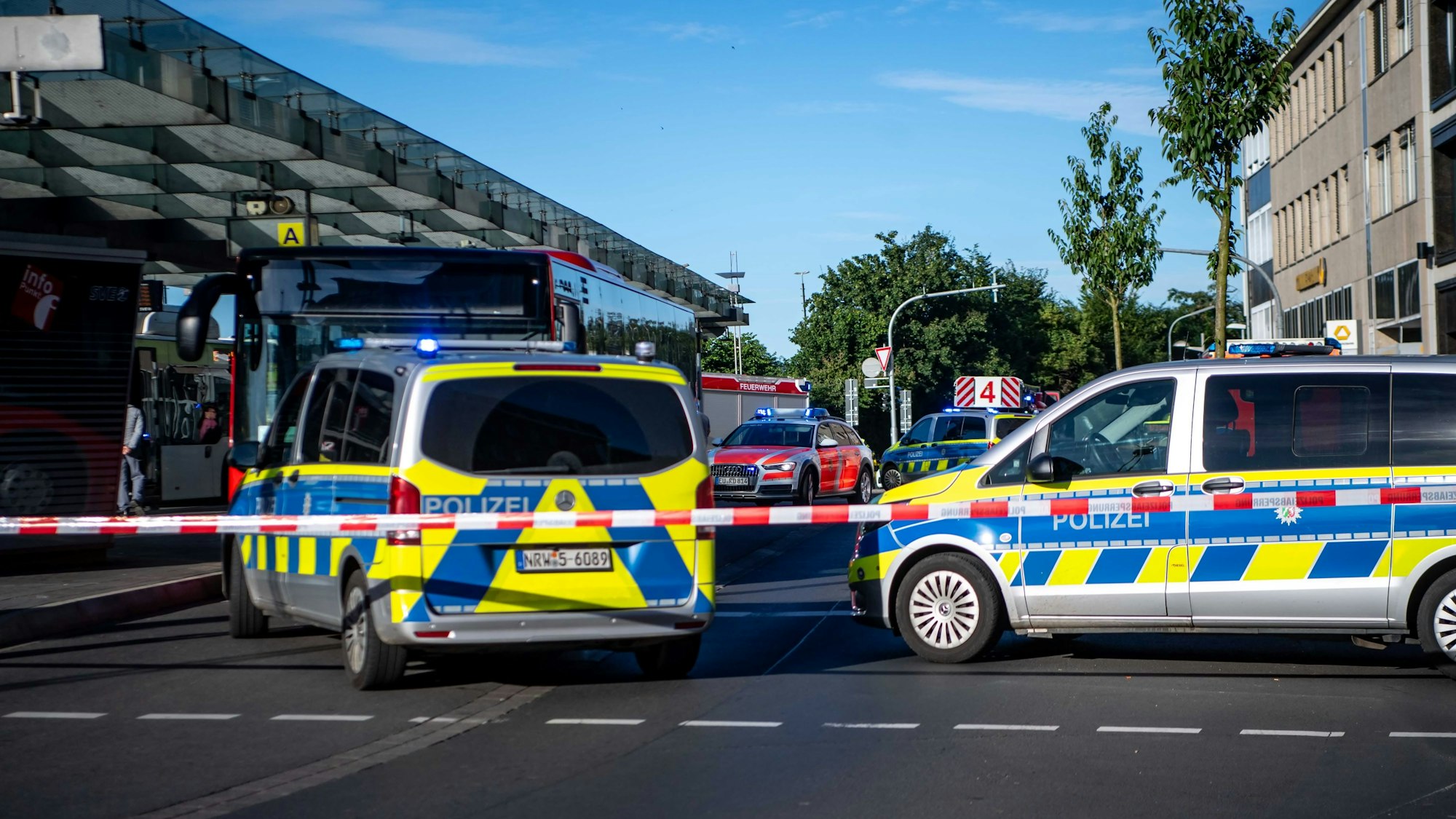 Das Bild zeigt zwei Streifenwagen. Der Bereich am Euskirchener Bahnhof ist mit Flatterband abgesperrt worden.
