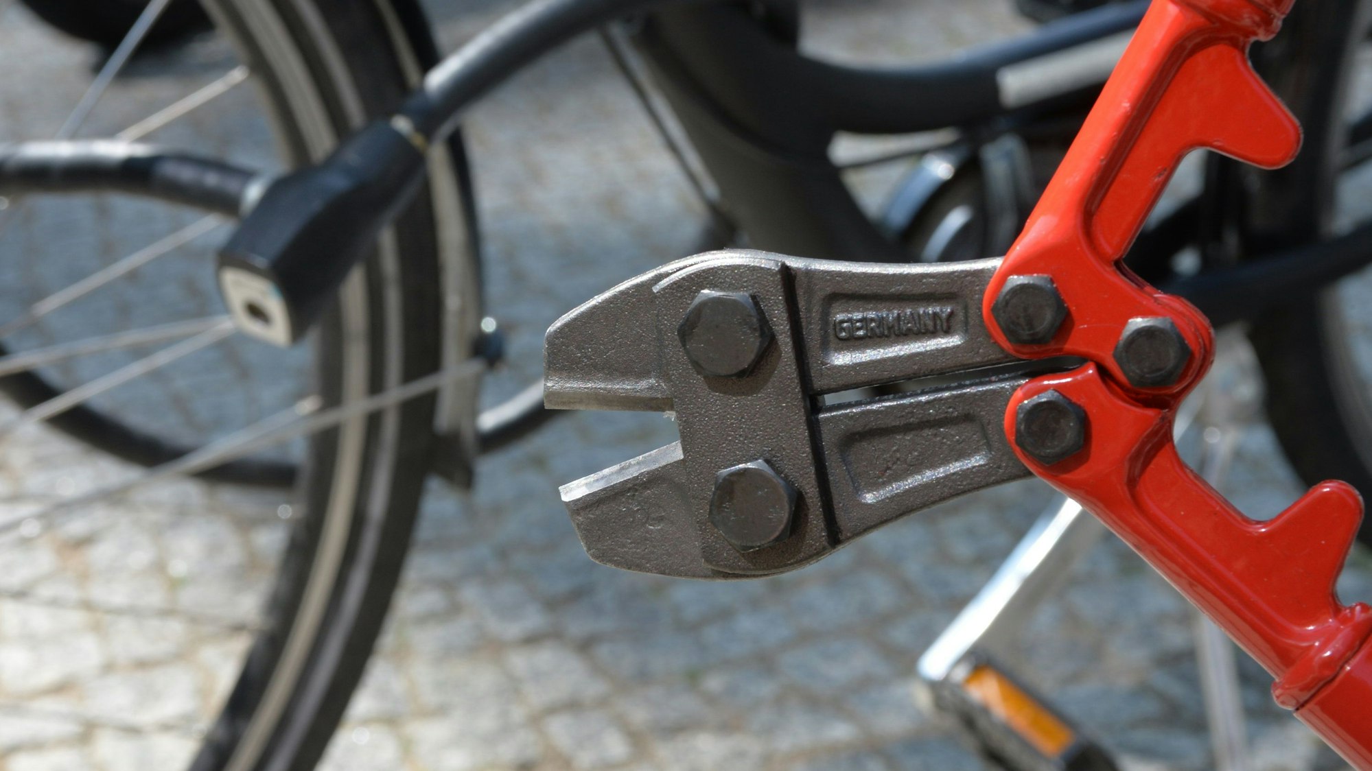 Das Bild zeigt einen Bolzenschneider an einem Fahrrad.
