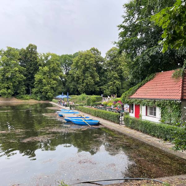 Das Häuschen am Ufer des Weihers im Blücherpark verleiht auch Boote.