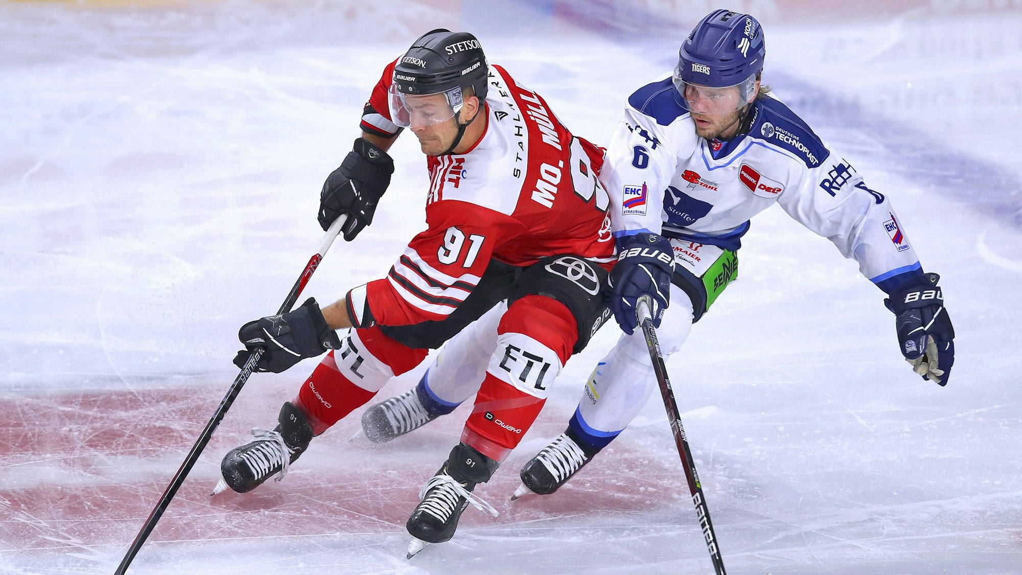Vergangene Saison noch Gegner und nun Teamkollegen: Haie-Kapitän Moritz Müller (l.) und Parker Tuomie.