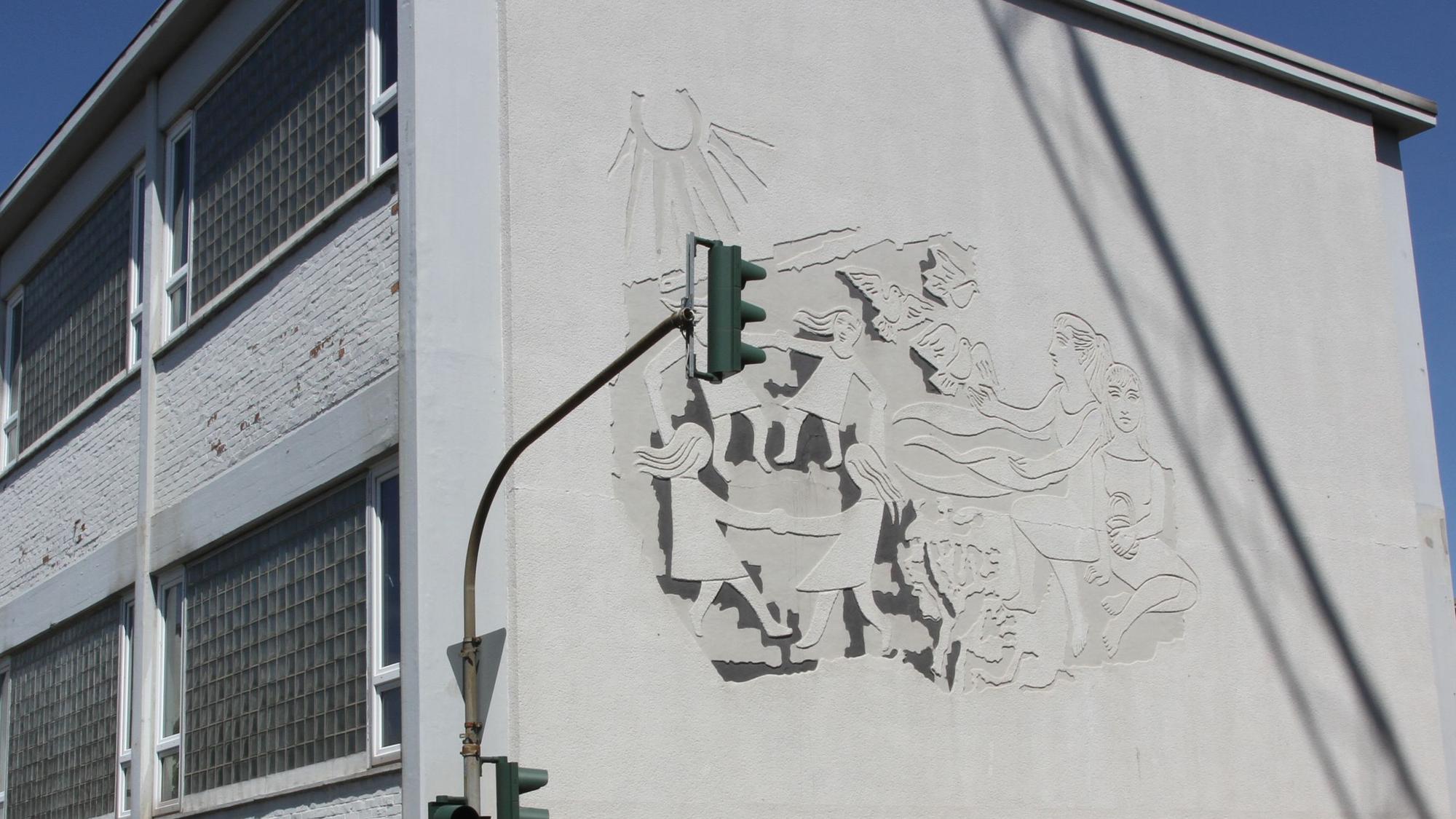 Sgraffito von Siegfried Bonk an der Fassade der Turnhalle des Gymnasiums Alleestraße