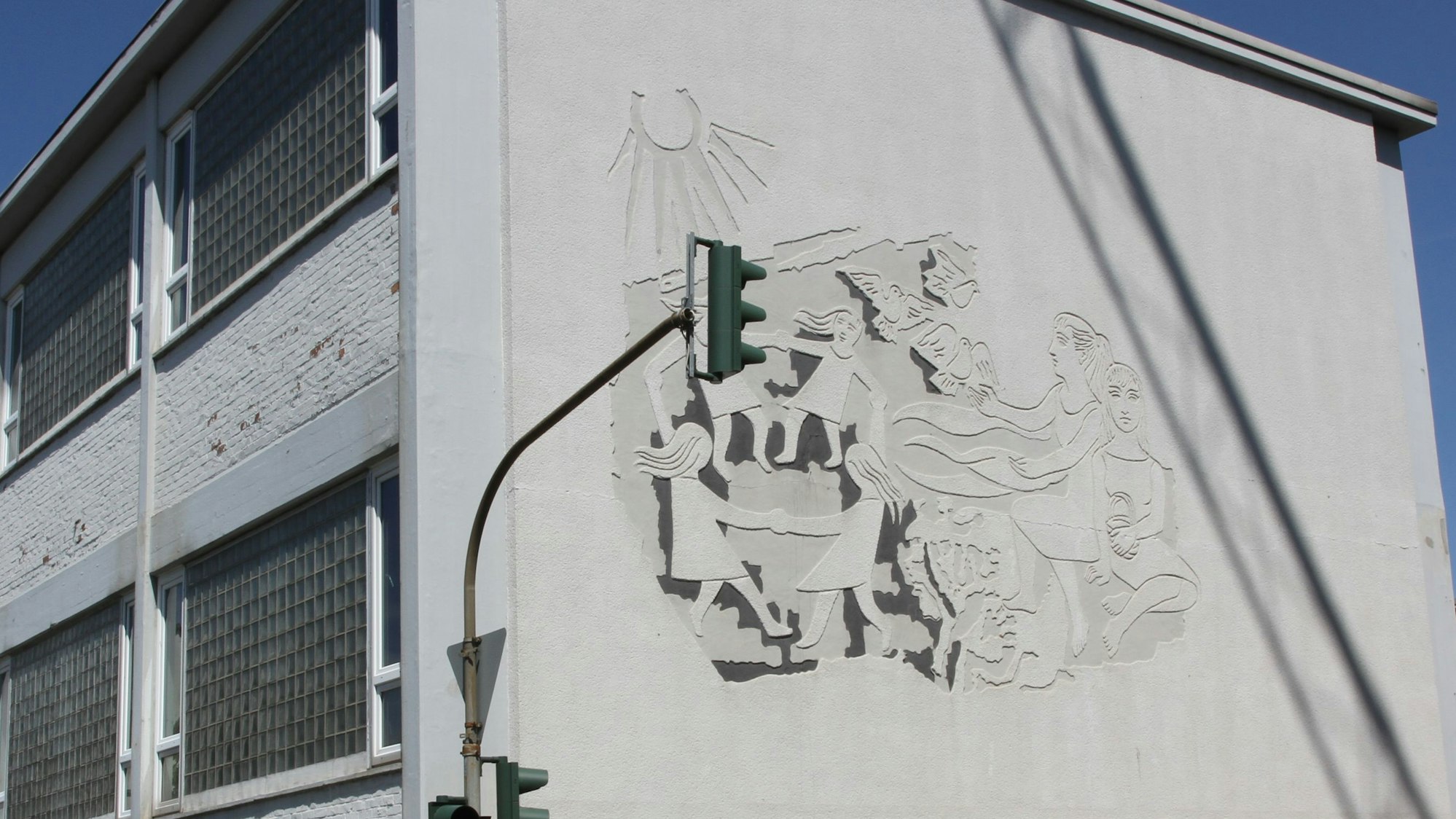 Sgraffito von Siegfried Bonk an der Fassade der Turnhalle des Gymnasiums Alleestraße