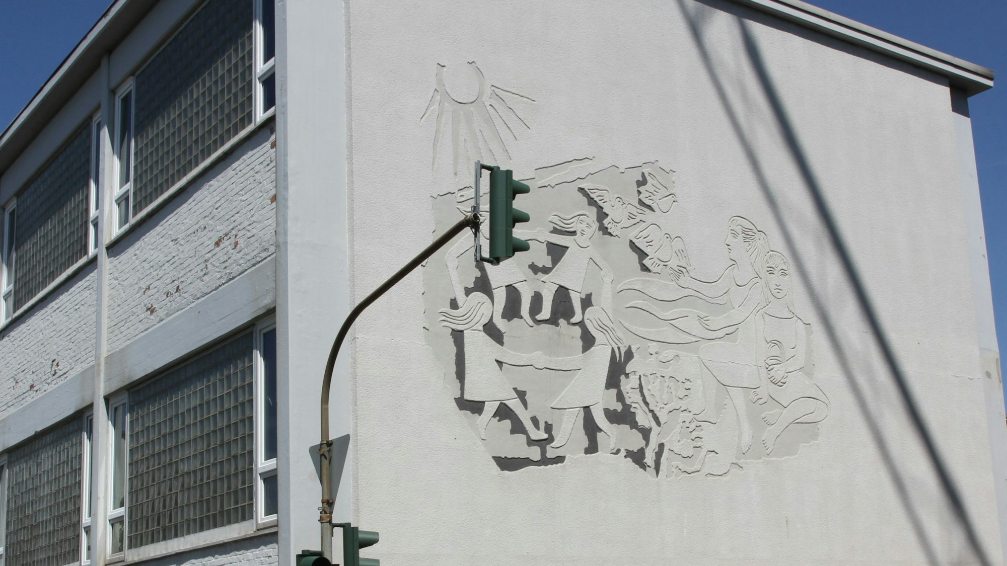 Sgraffito von Siegfried Bonk an der Fassade der Turnhalle des Gymnasiums Alleestraße
