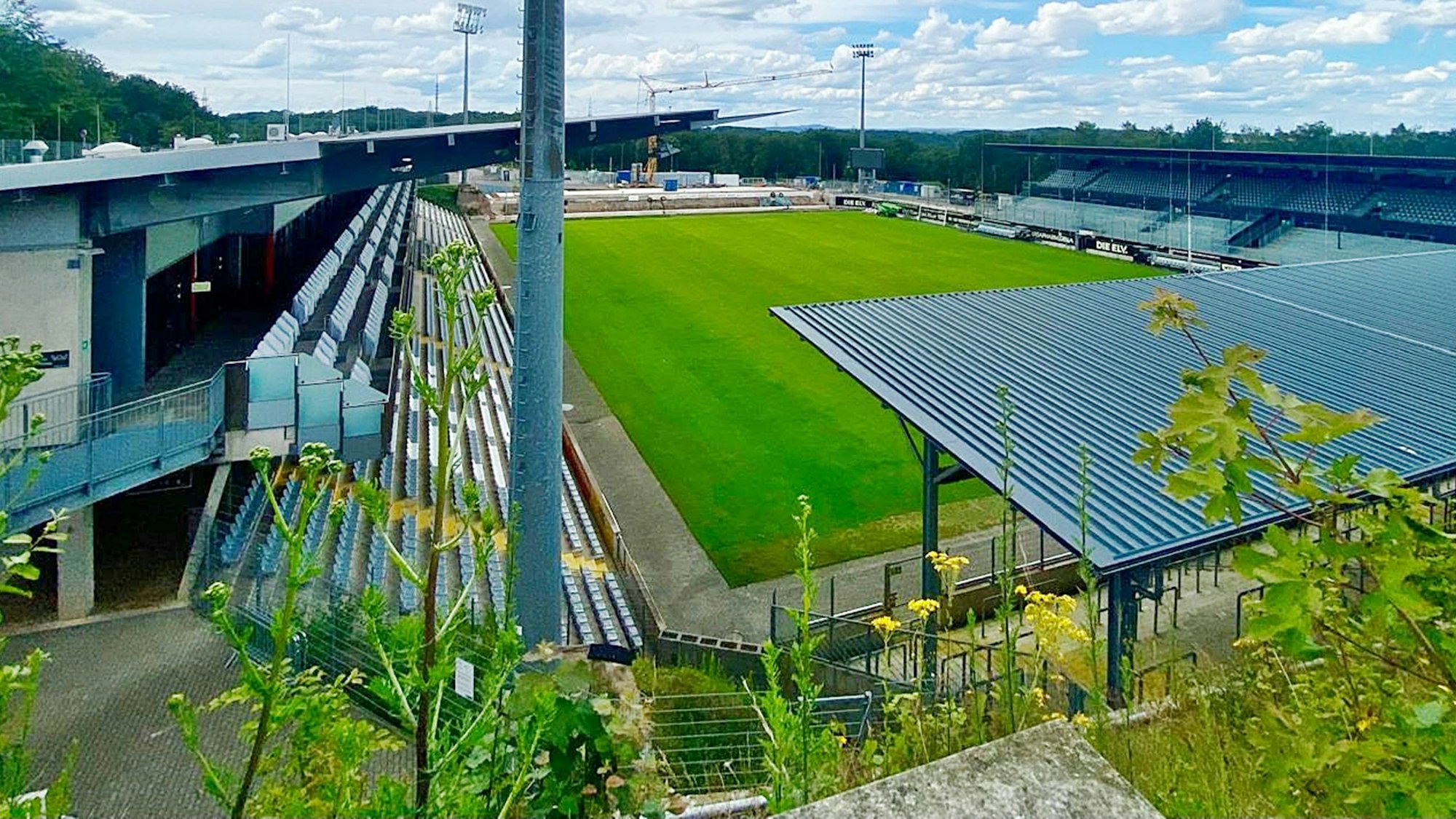 0In der Elversberger Ursapharm-Arena, wird gerade der Gästeblock umgebaut. Als erster Club der neuen Saison kommt der 1. FC Köln.