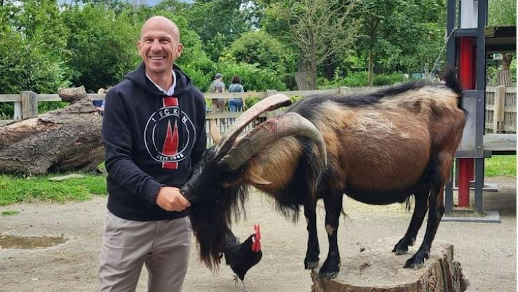 Gerhard Struber mit Hennes in dem Gehege im Kölner Zoo.