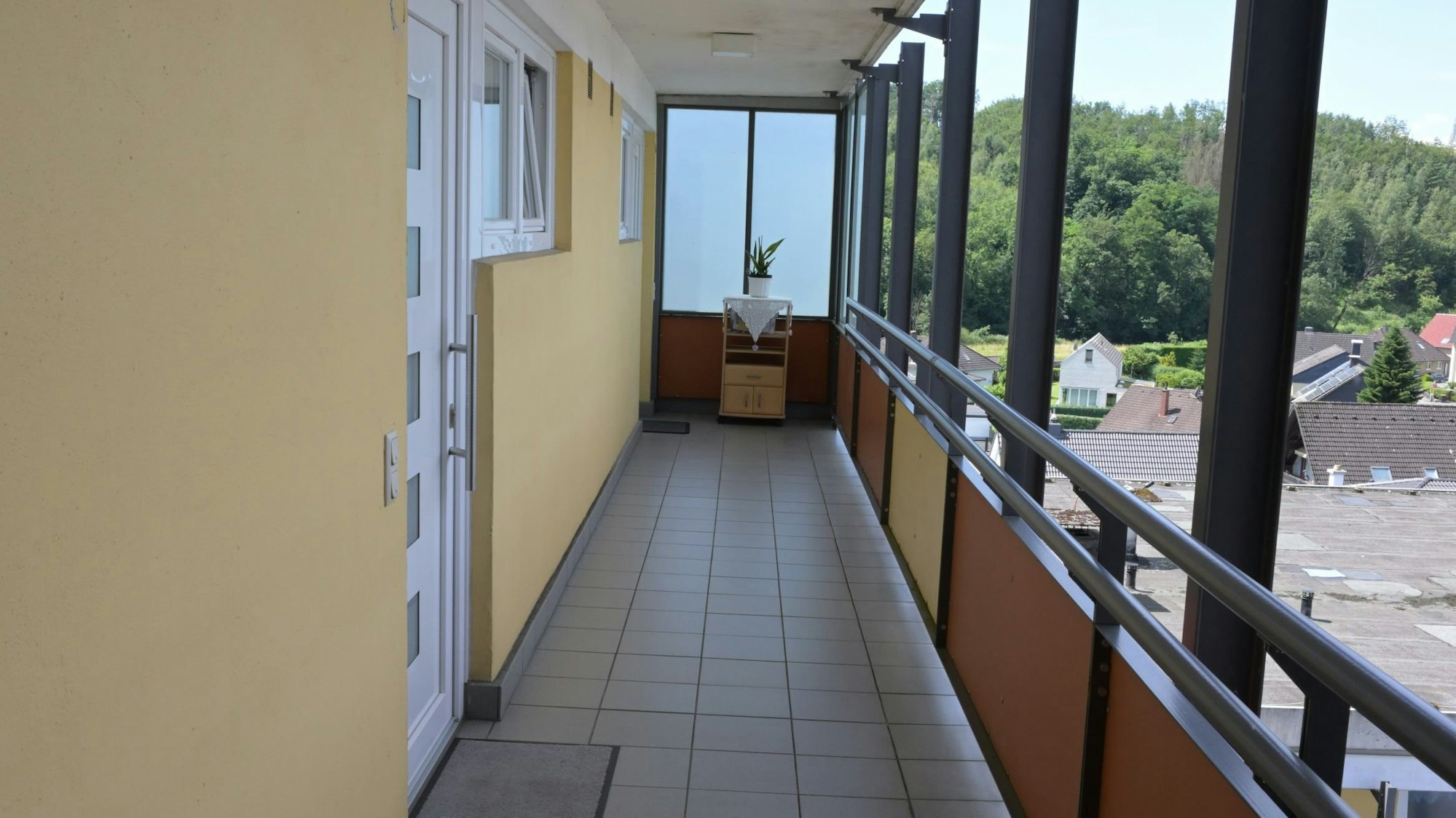 Die Gebäude sind über einen Laubengang verbunden.