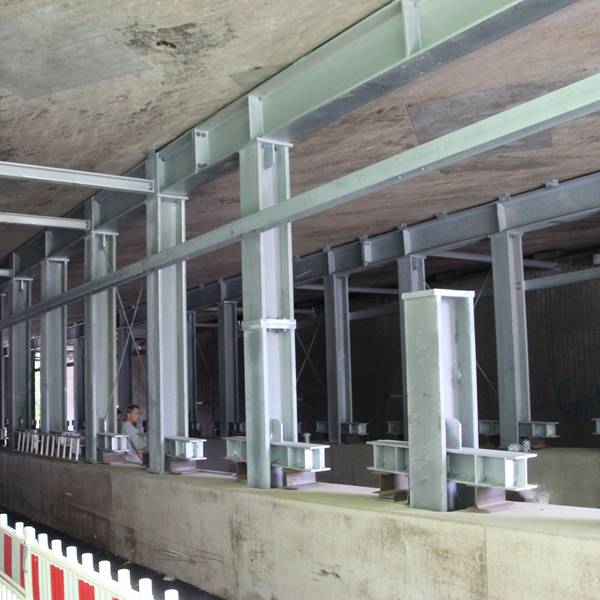 Stahlgerüste unter der A4-Brücke in Overath-Untereschbach.