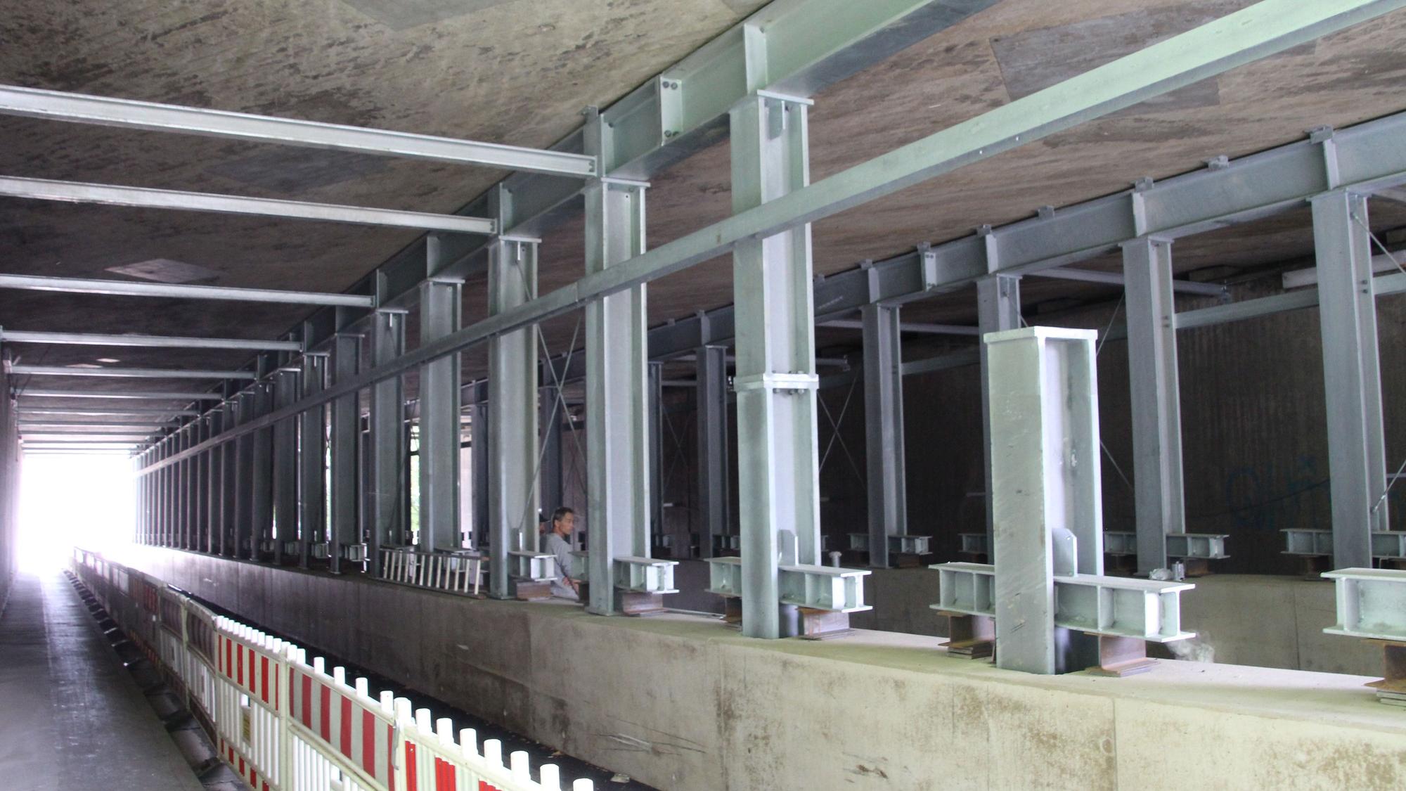 Stahlgerüste unter der A4-Brücke in Overath-Untereschbach.